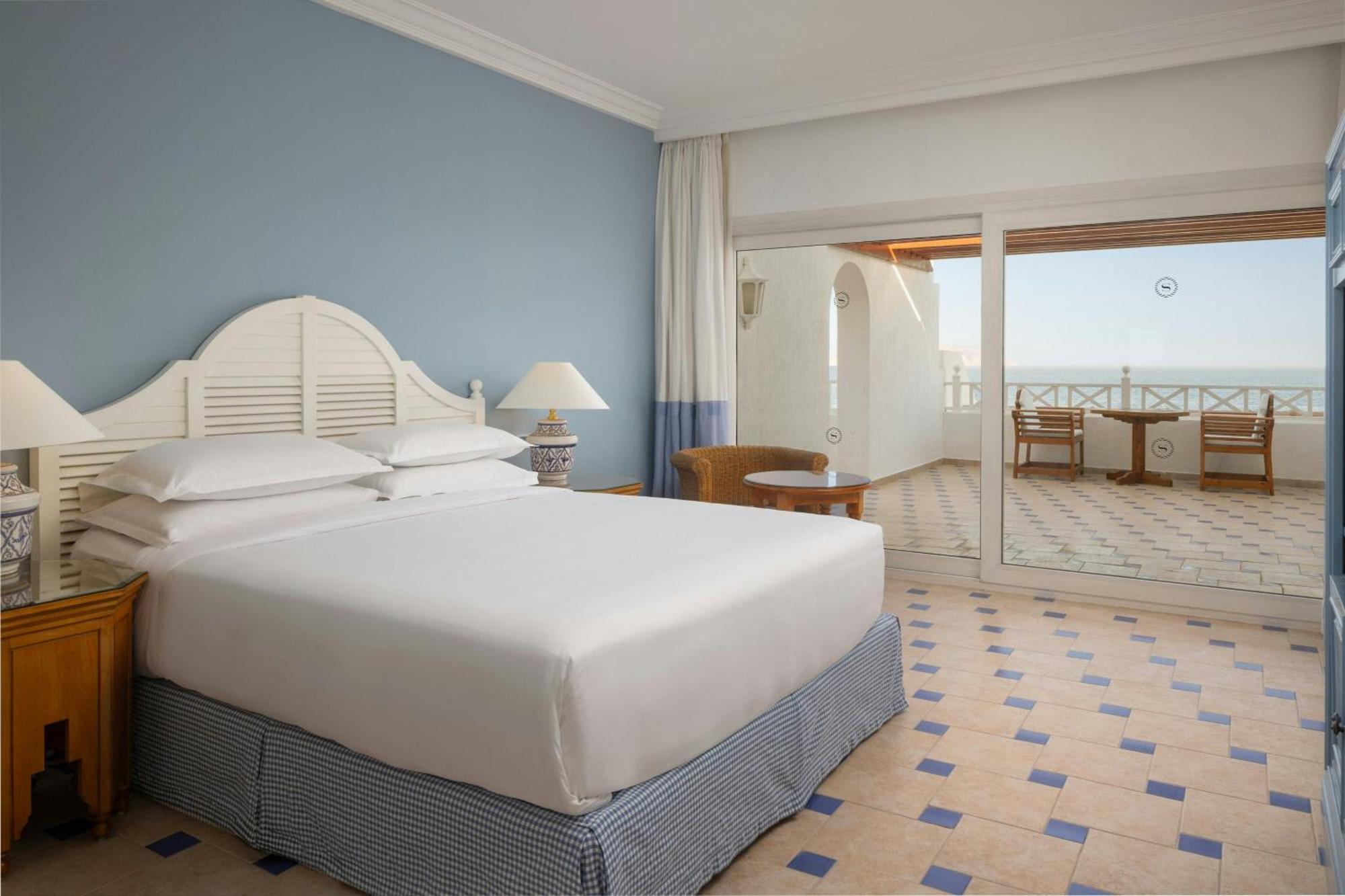 One-Bedroom Junior King Suite Red Sea View Corner Balcony Sitting Area High Floor