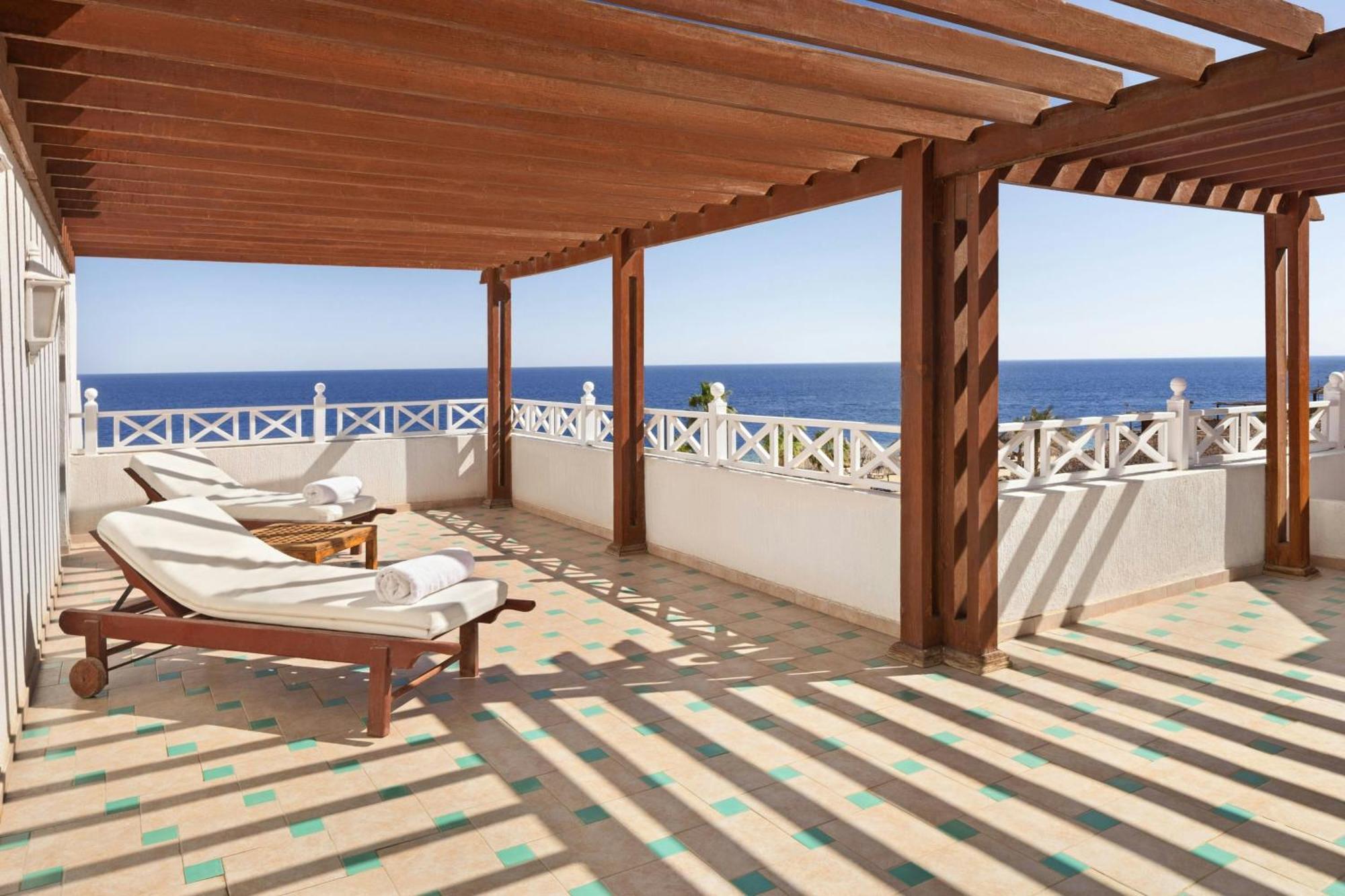 One-Bedroom Junior Suite Two Single Beds Corner Balcony Sea View High Floor