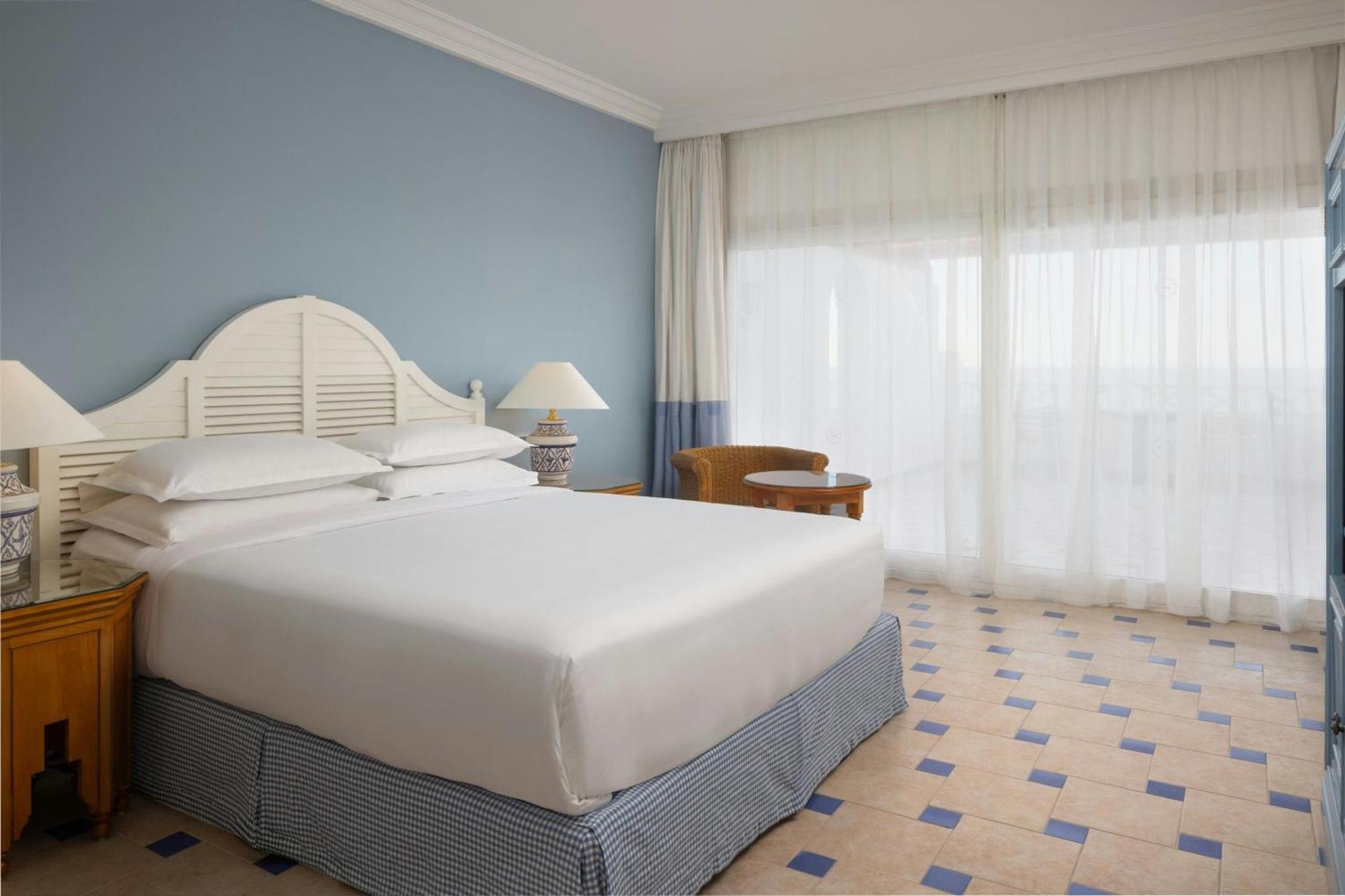One-Bedroom Junior King Suite Red Sea View Corner Balcony Sitting Area High Floor