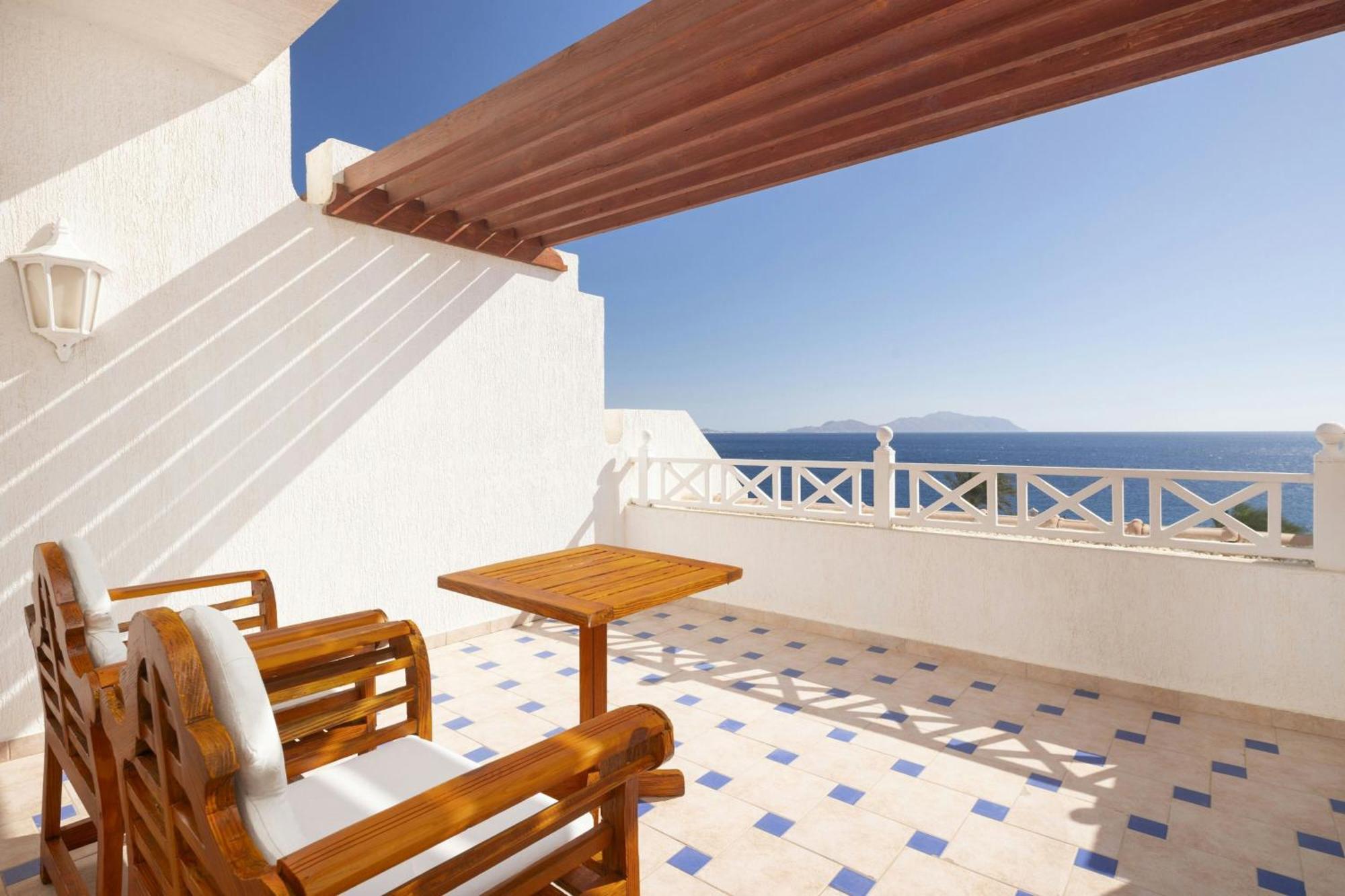 One-Bedroom Junior King Suite Red Sea View Corner Balcony Sitting Area High Floor