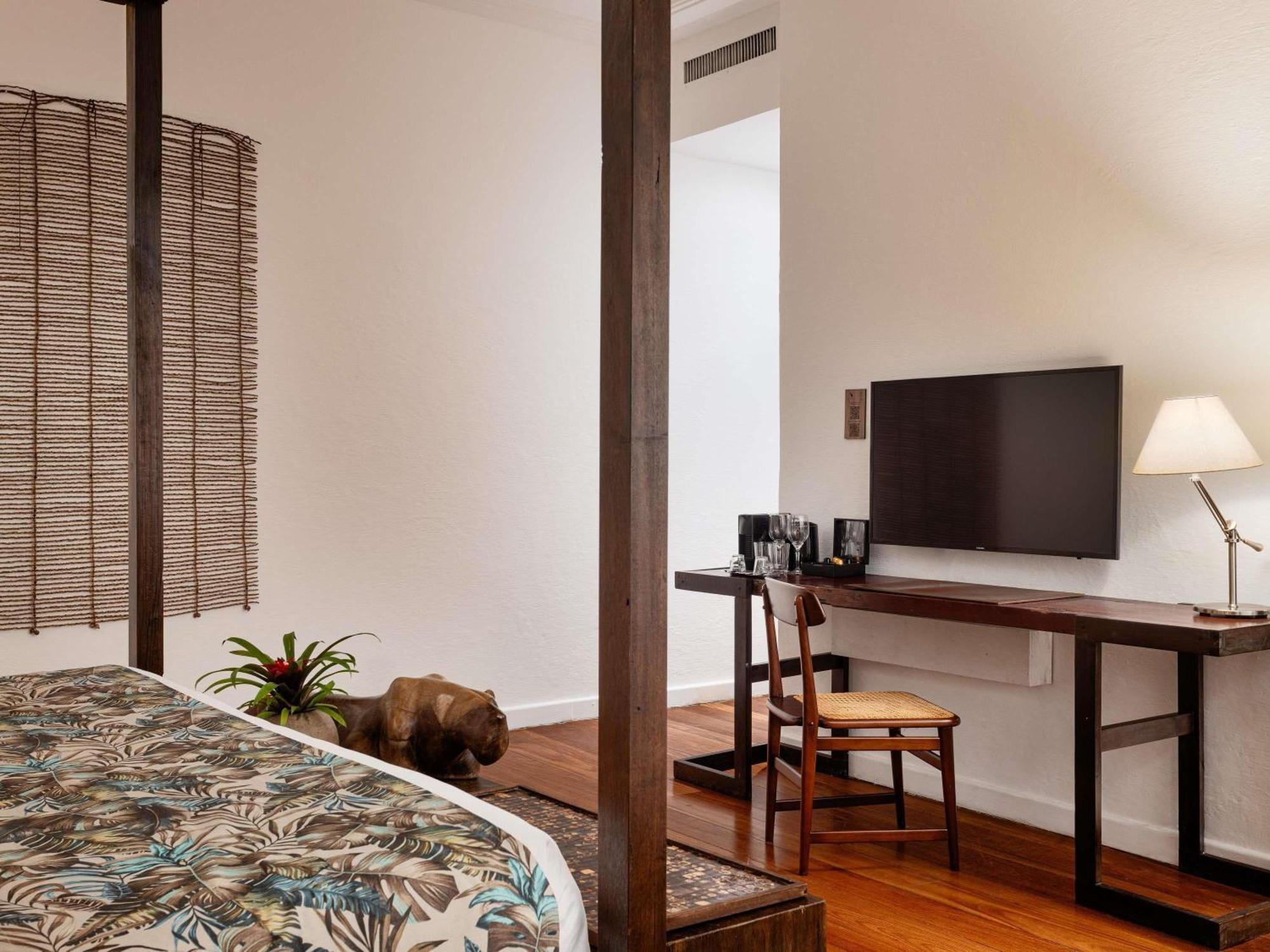 Deluxe King Room Bathtub Garden View