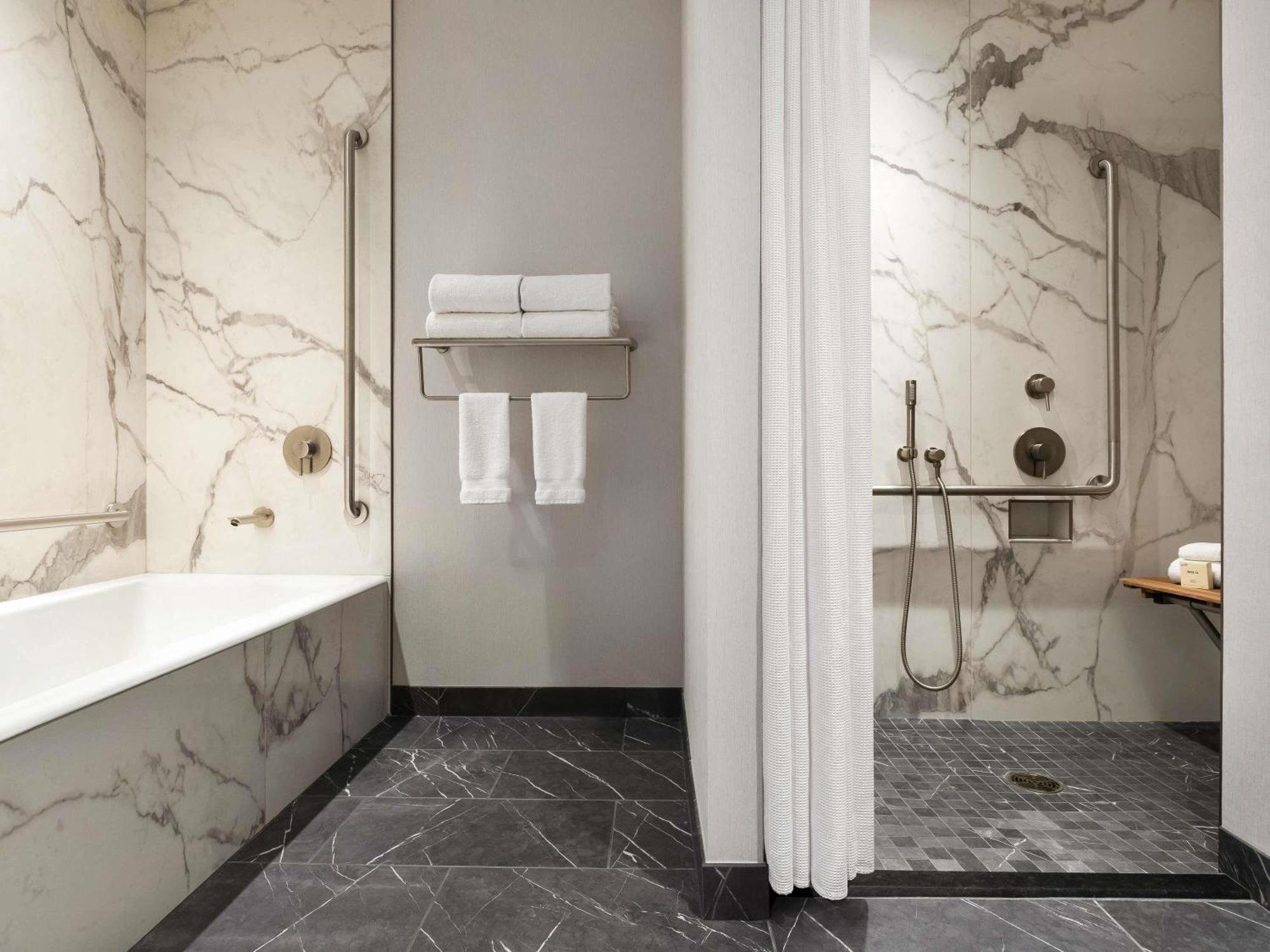 Deluxe Lakeview King Room Roll Shower,1771730037:JPEG