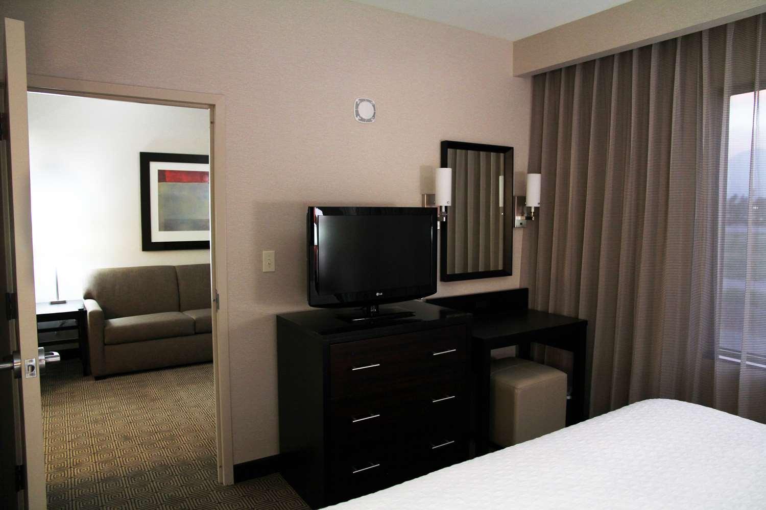 King Suite Roll Shower Disability Access or Non-Smoking Mountain View