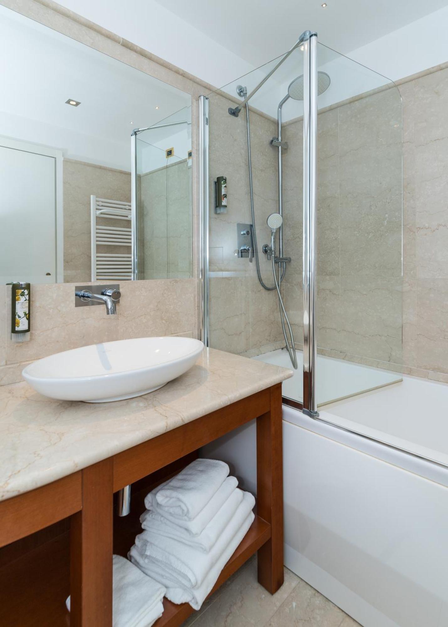 Deluxe Double or Twin Room Lake View