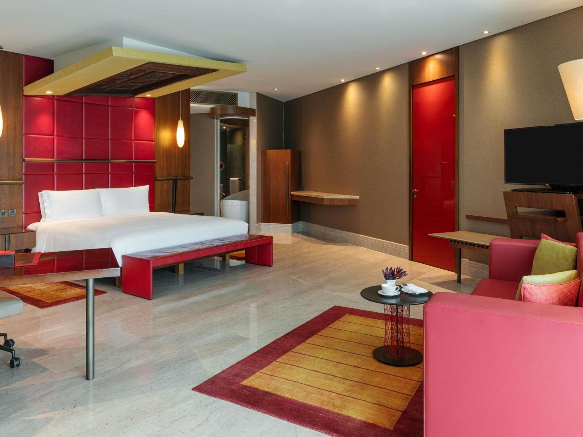 Deluxe King Room City View