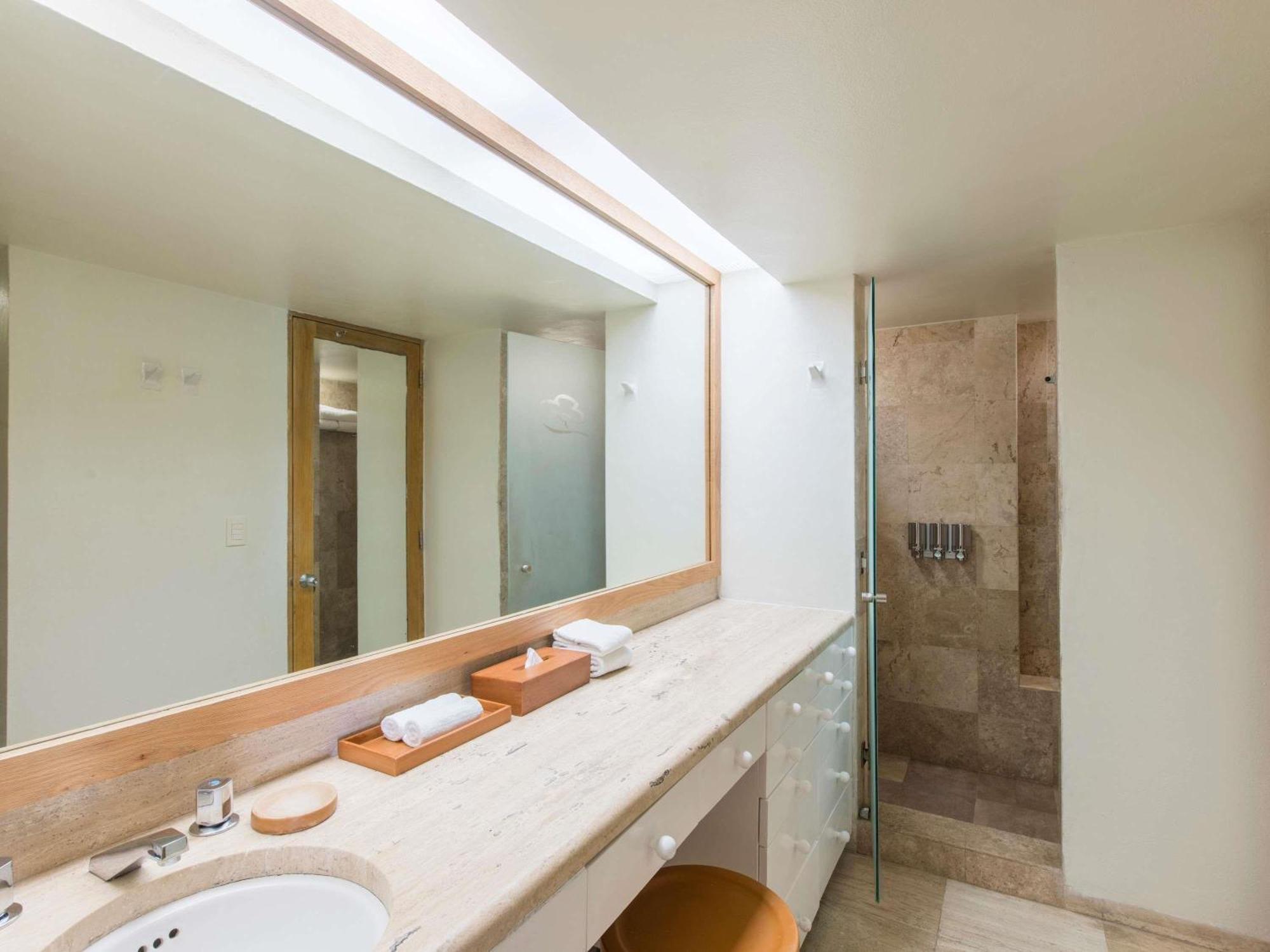 One-Bedroom King Suite Jacuzzi Balcony Garden View,1771776929:JPEG