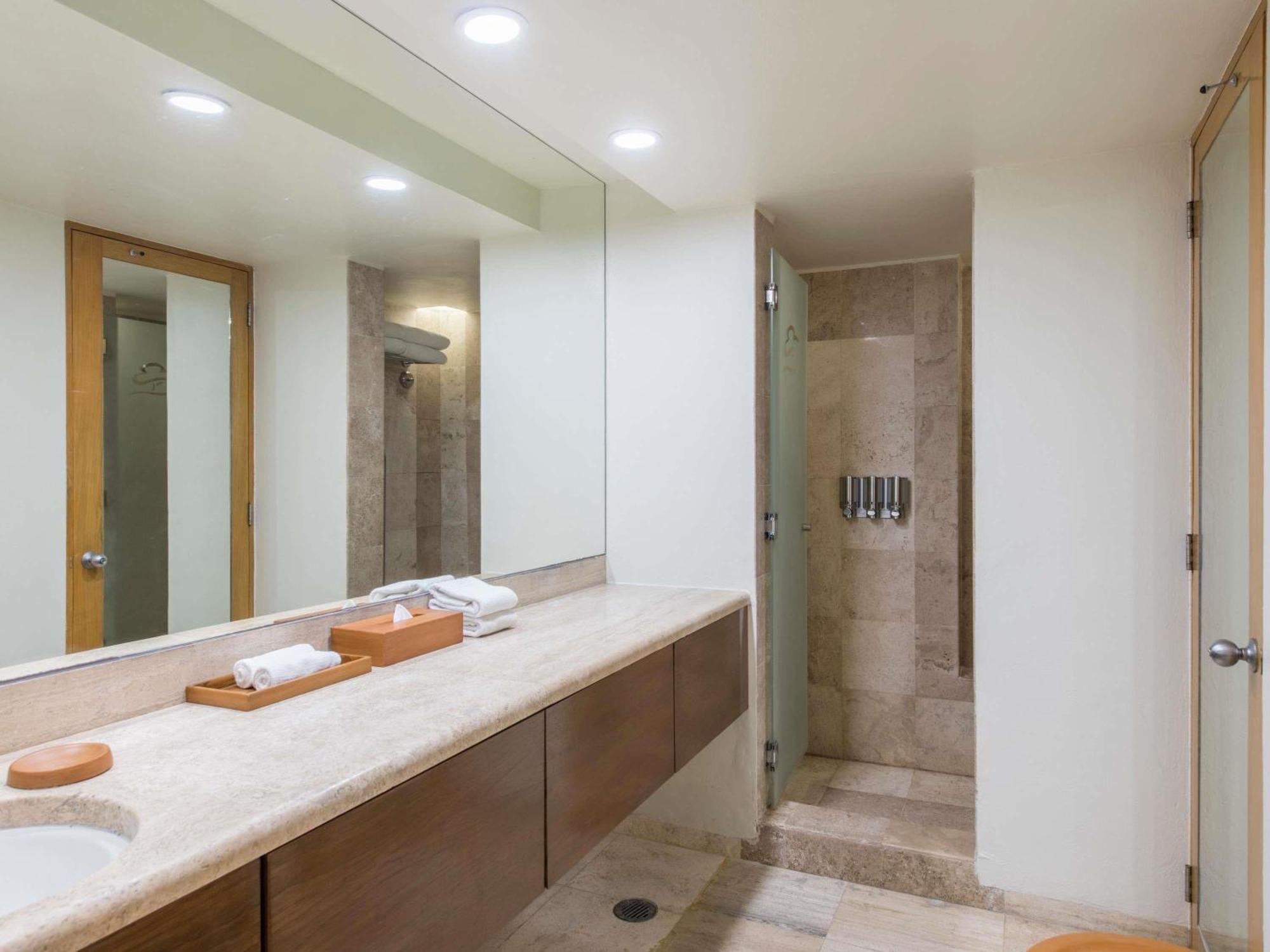 One-Bedroom King Suite Jacuzzi Balcony Ocean View,1771776927:JPEG