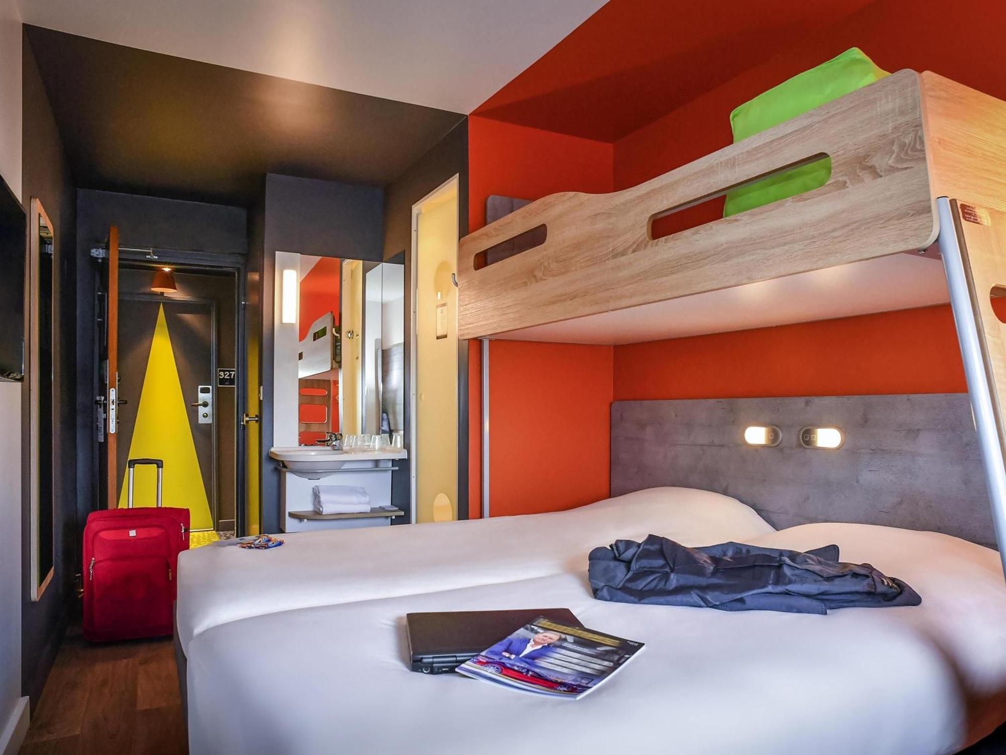 Triple Room Two Single Beds an Extra Bed