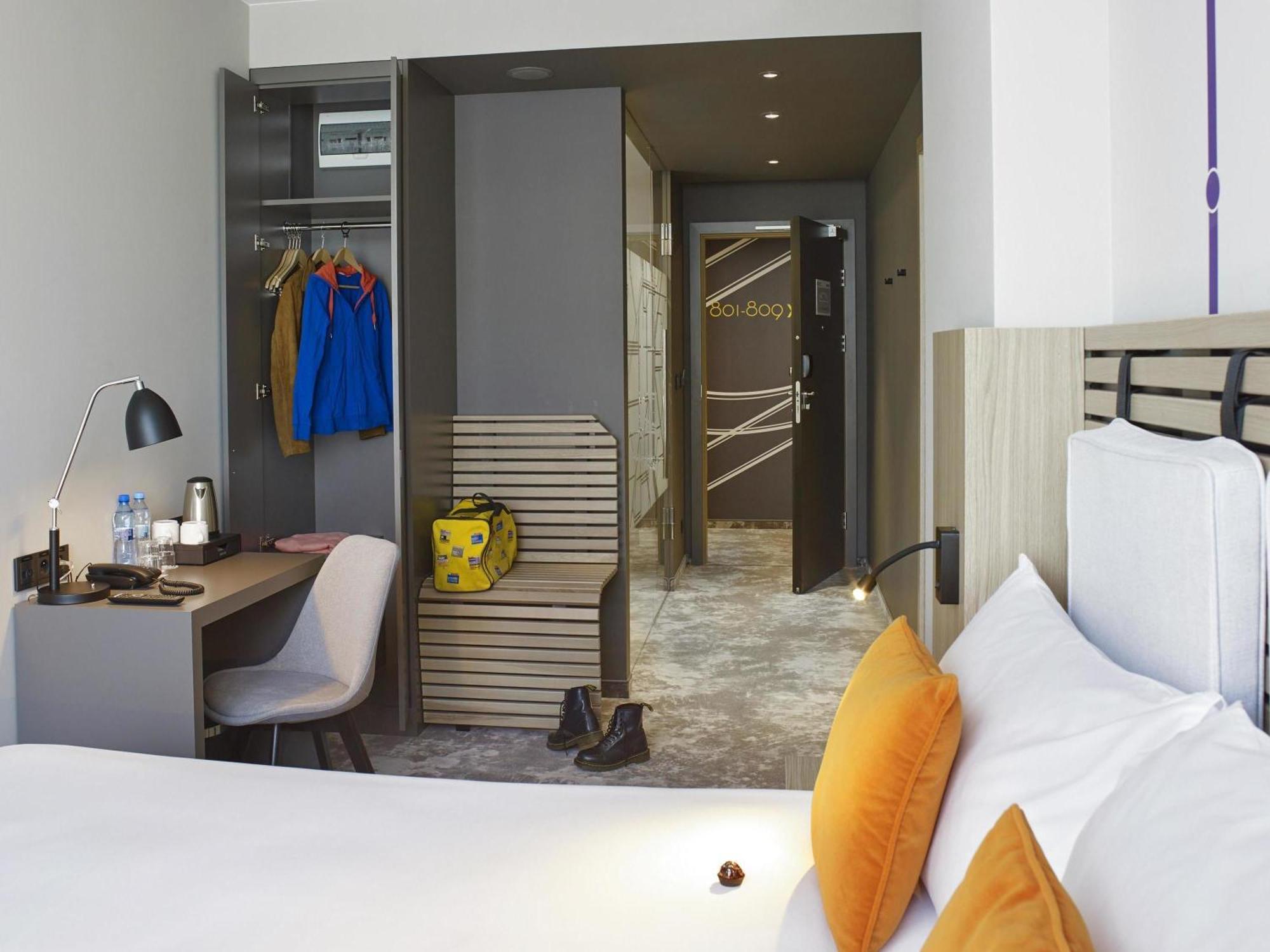 Standard Queen Room