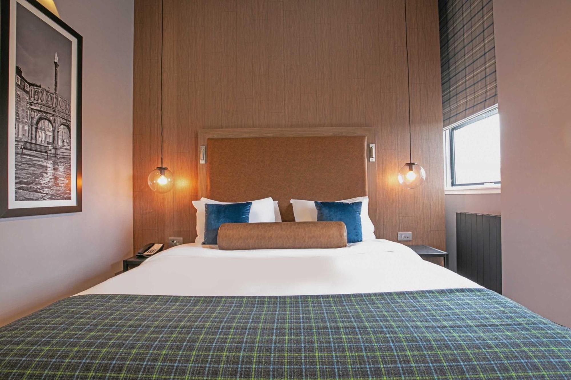 Standard Room 1 King Bed