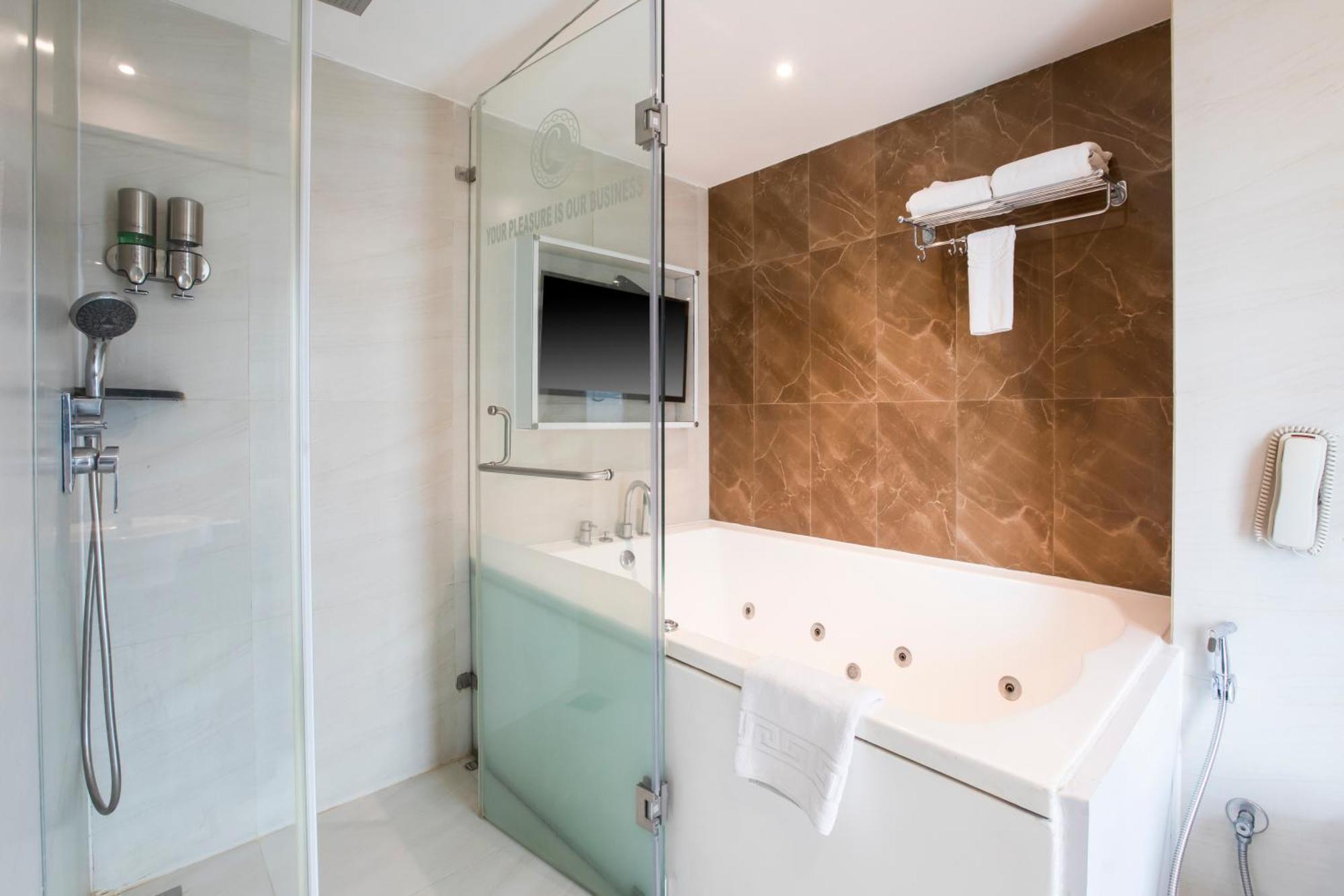 Club Room Jacuzzi