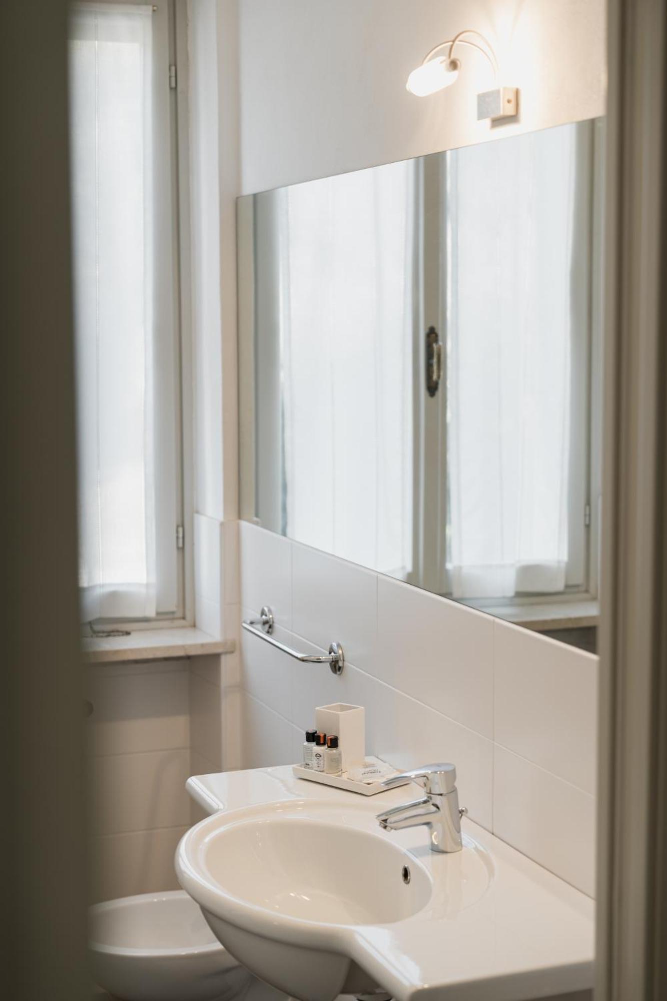 Double or Twin Room Lake View