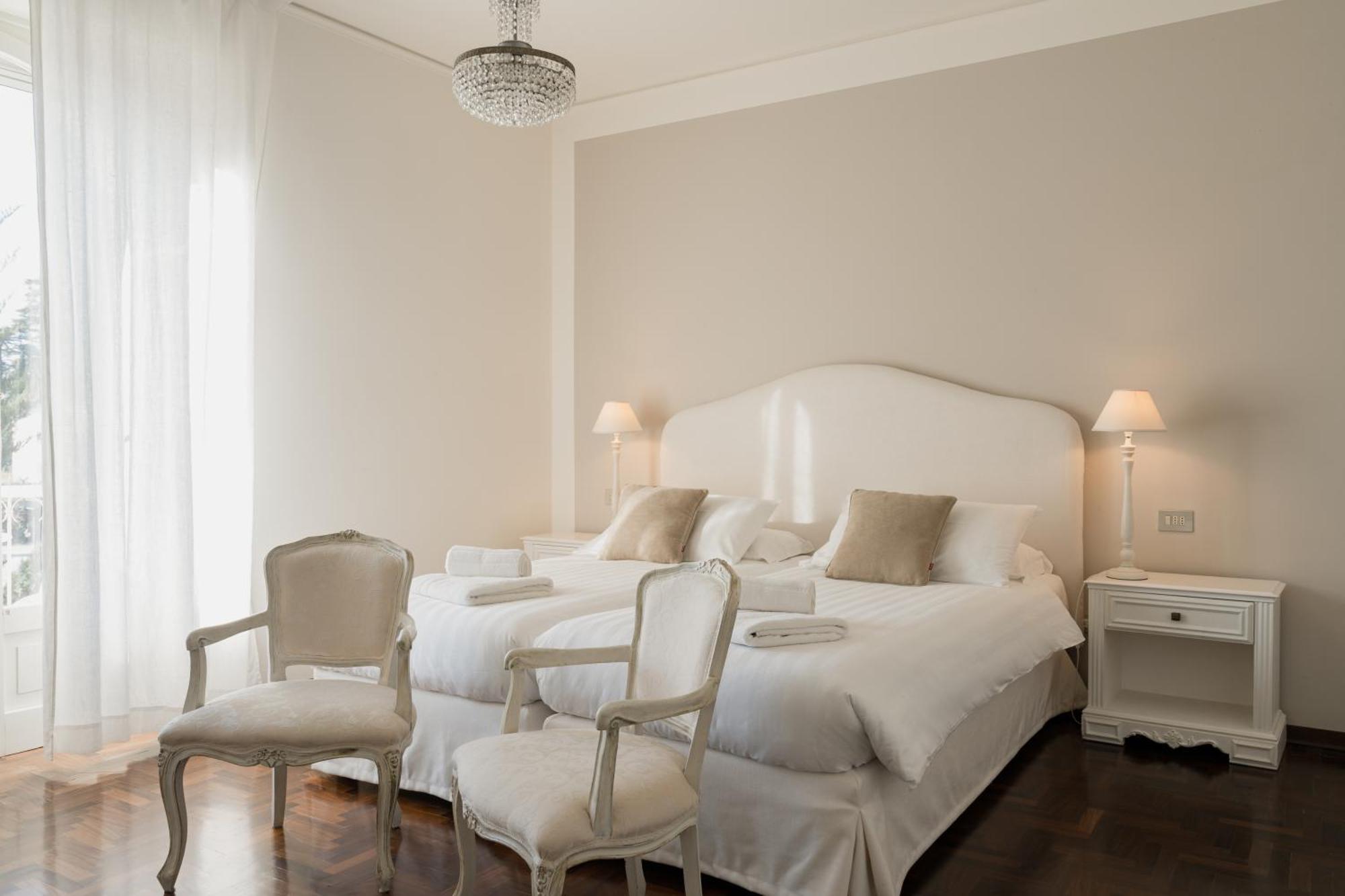 Double or Twin Room Lake View