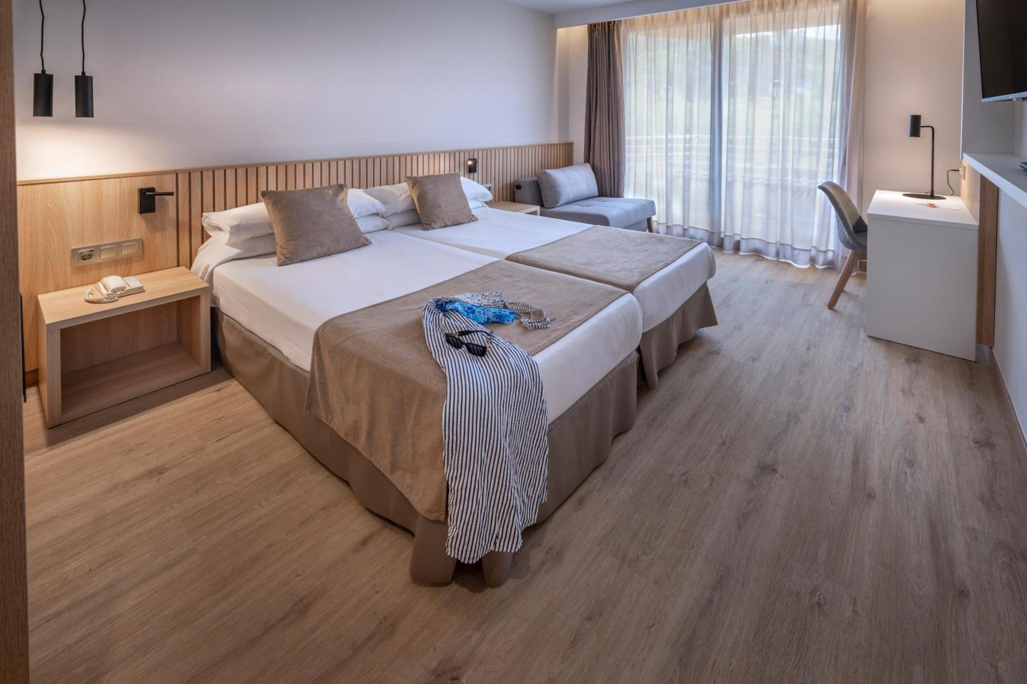Double Room Extra Bed Balcony