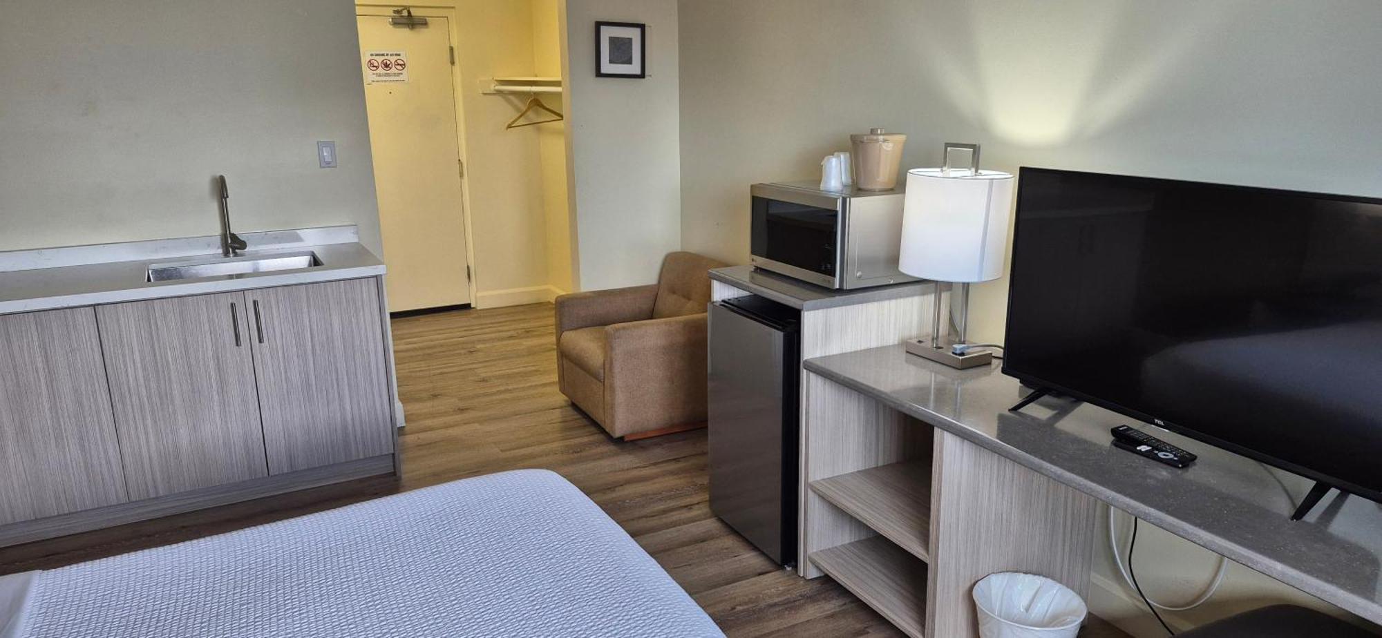 Deluxe King Rooms Microwave