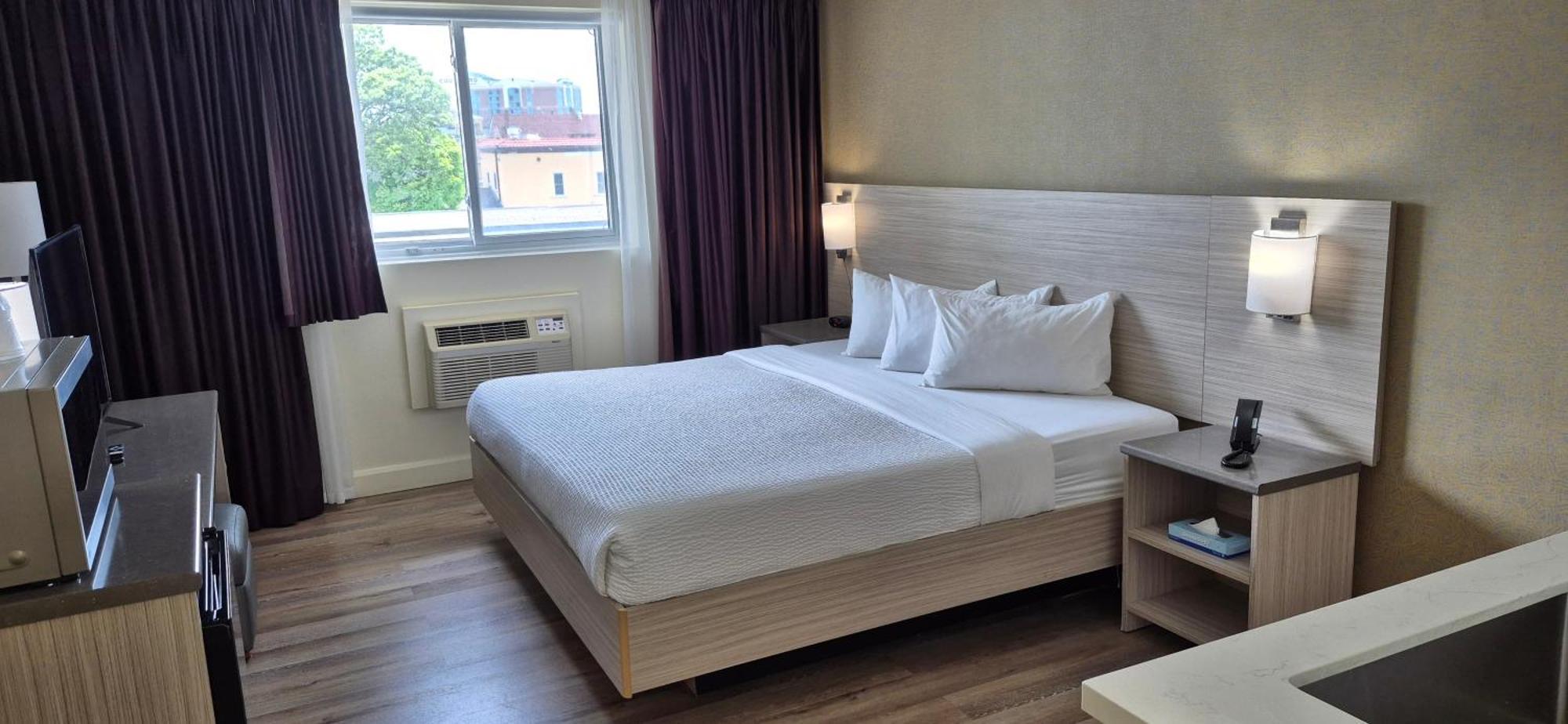 Deluxe King Rooms Microwave