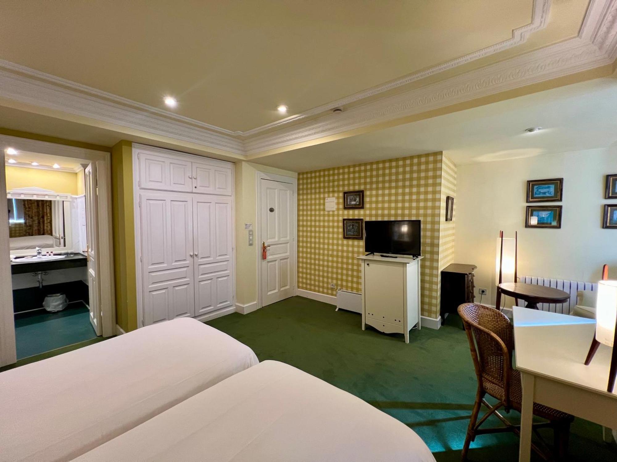 Twin Room,1772896912:JPEG