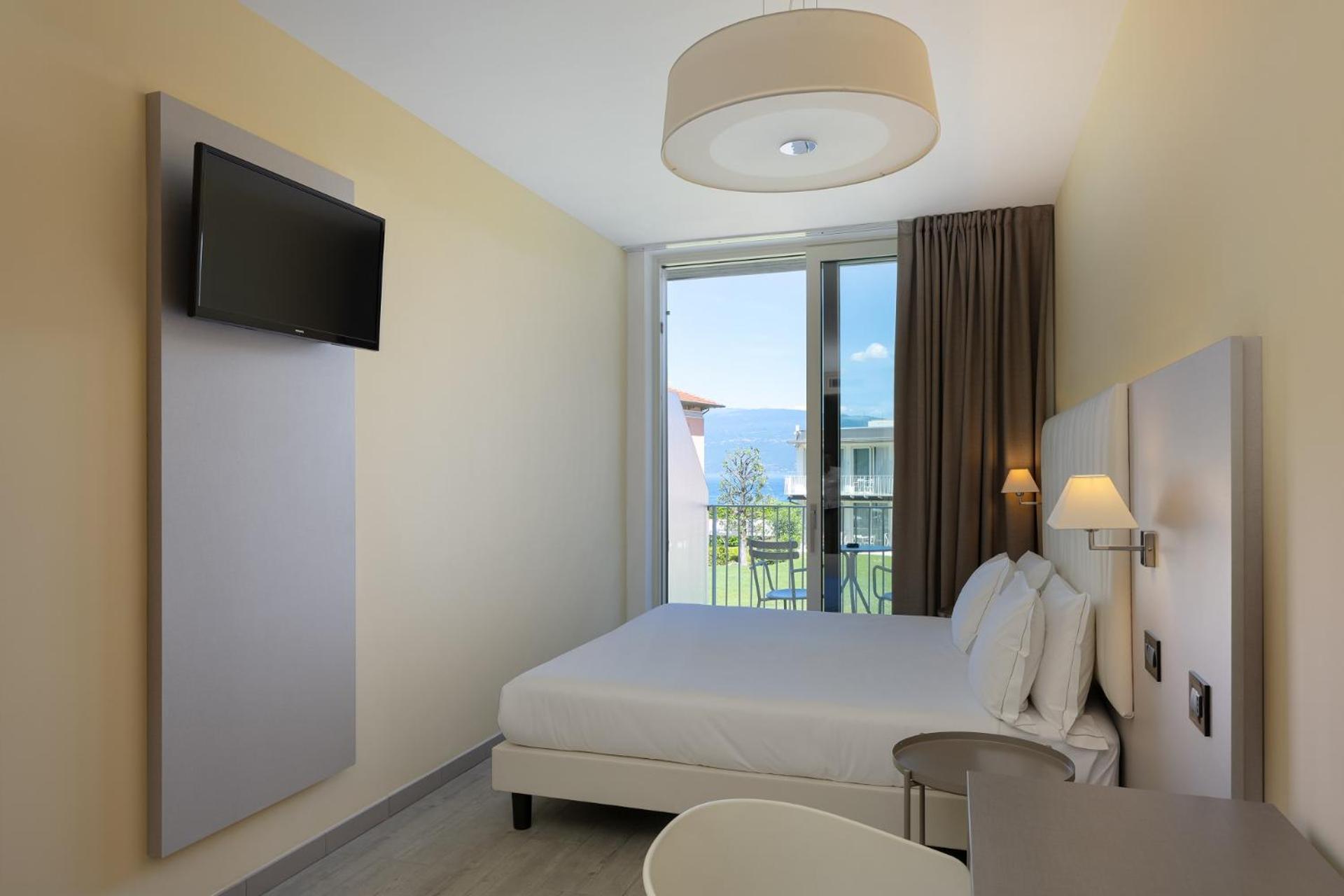 Superior Double or Twin Room Lake View