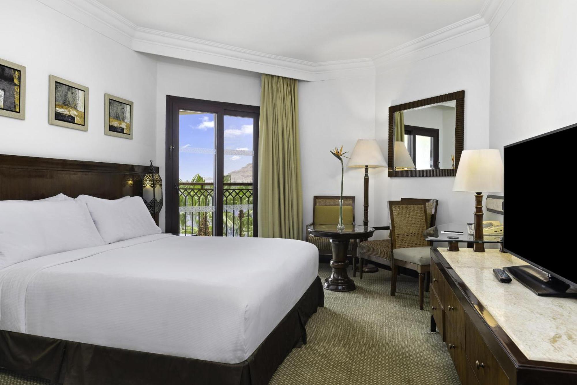 One-Bedroom Guest King Room River View