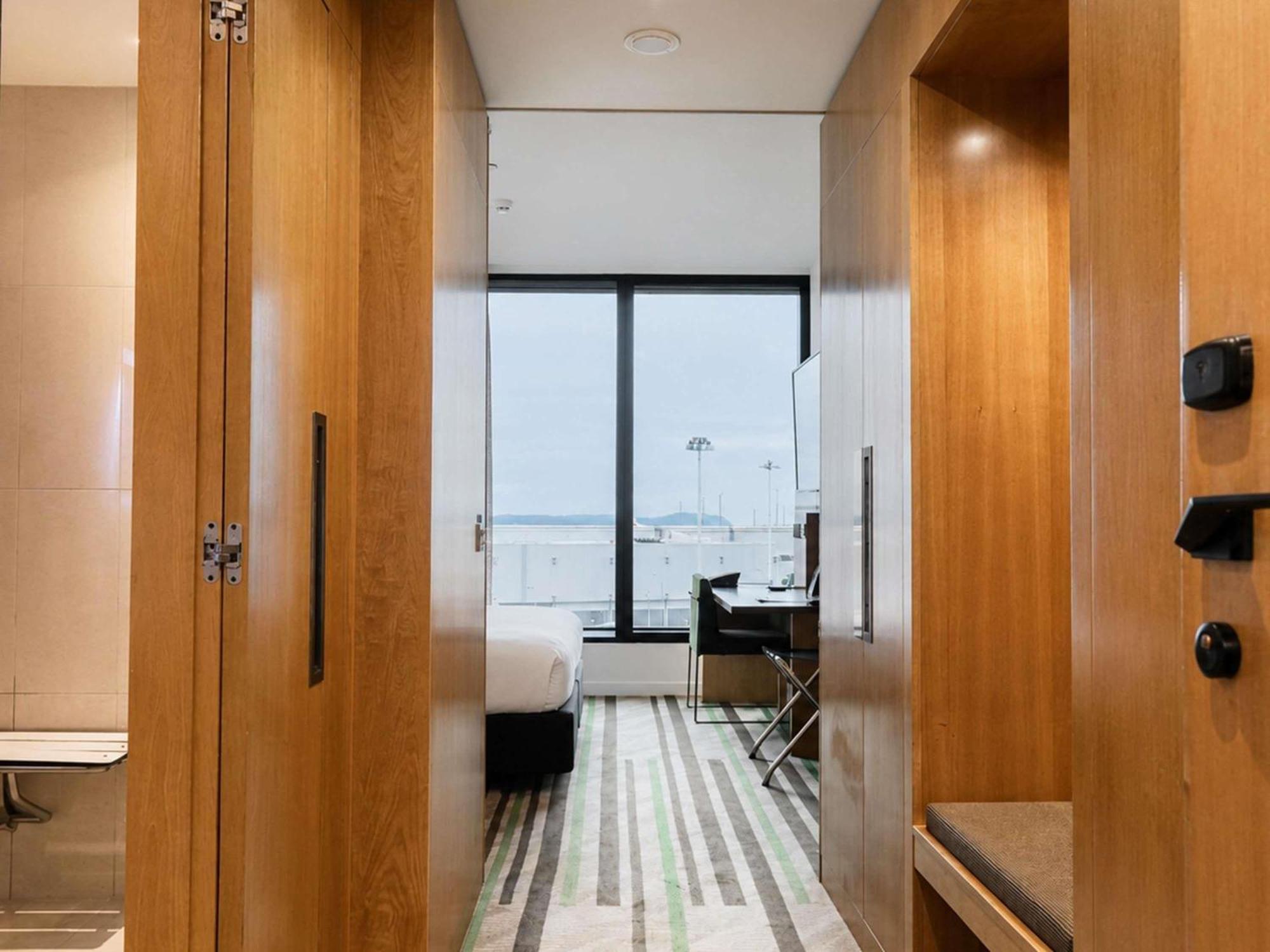 Superior King Room Accessible