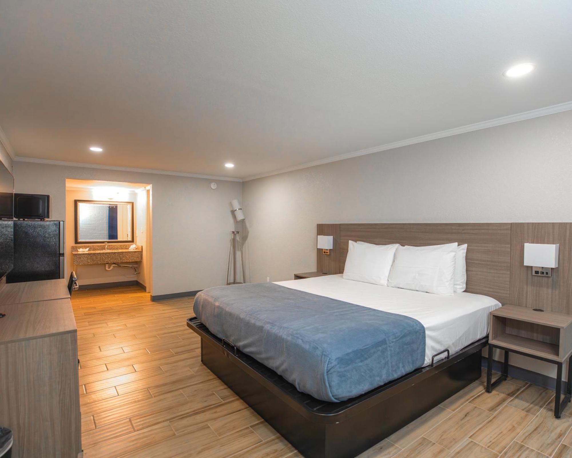 Deluxe King Room - Non-Smoking