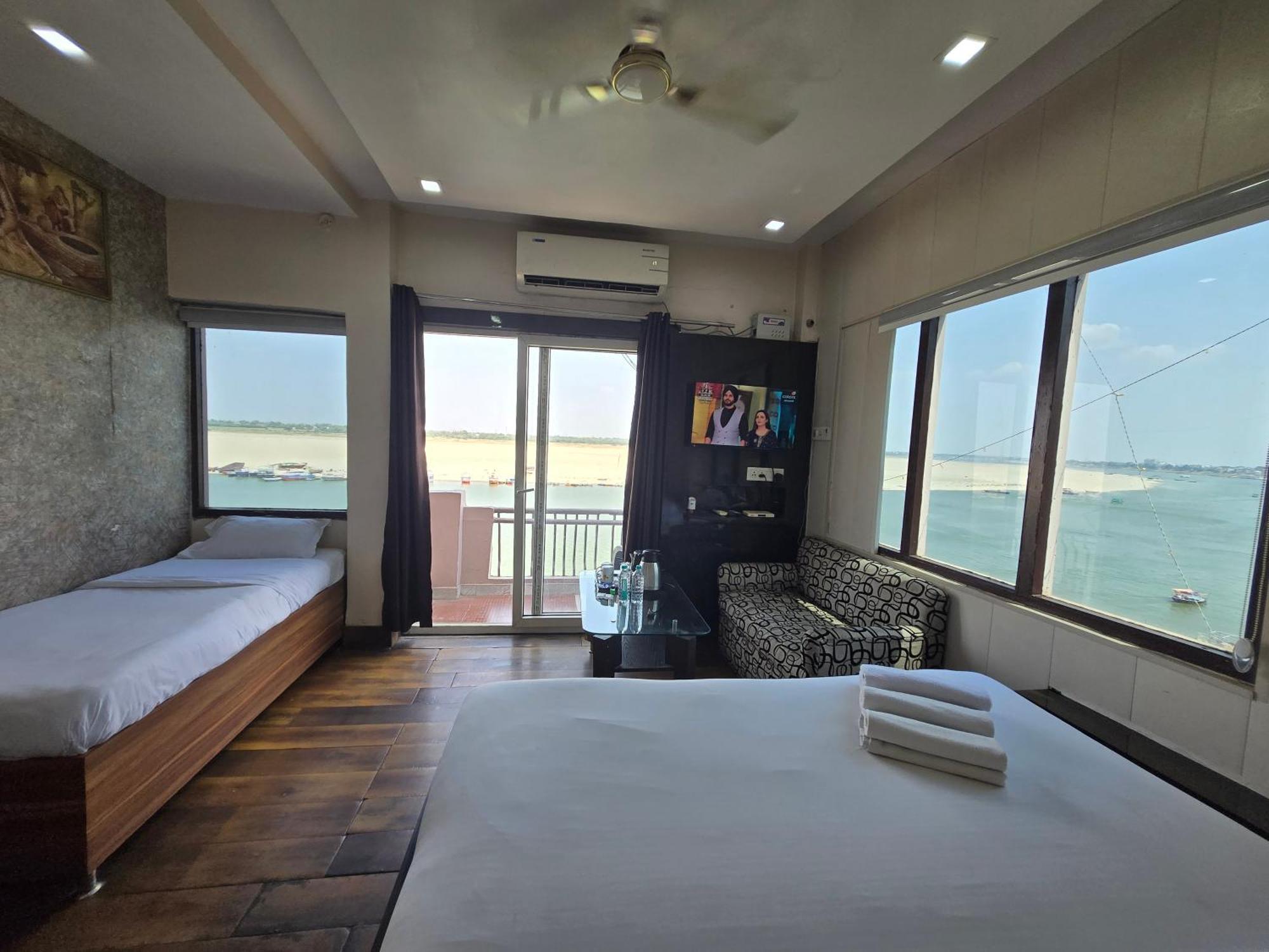 Superior Family Room River View Balcony