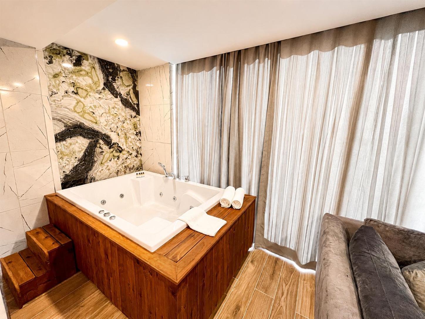 King Suite Spa Bath