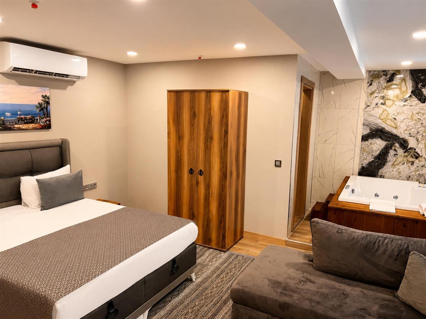King Suite Spa Bath