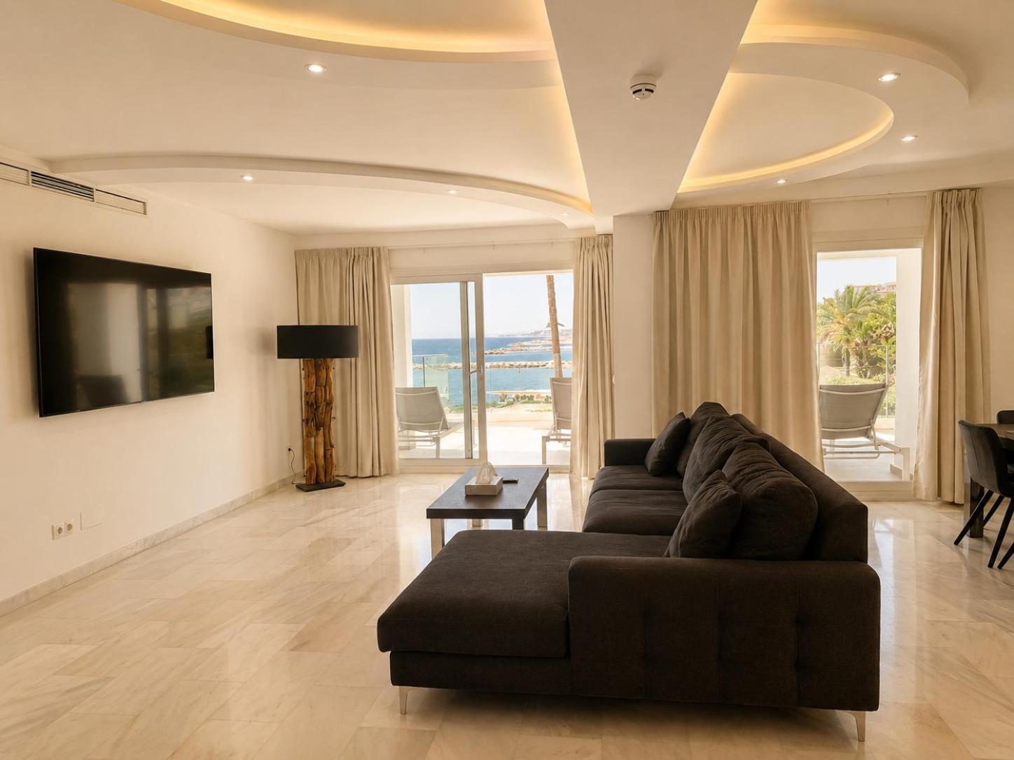 Deluxe Three-Bedroom Apartment Sea View Hot Tub