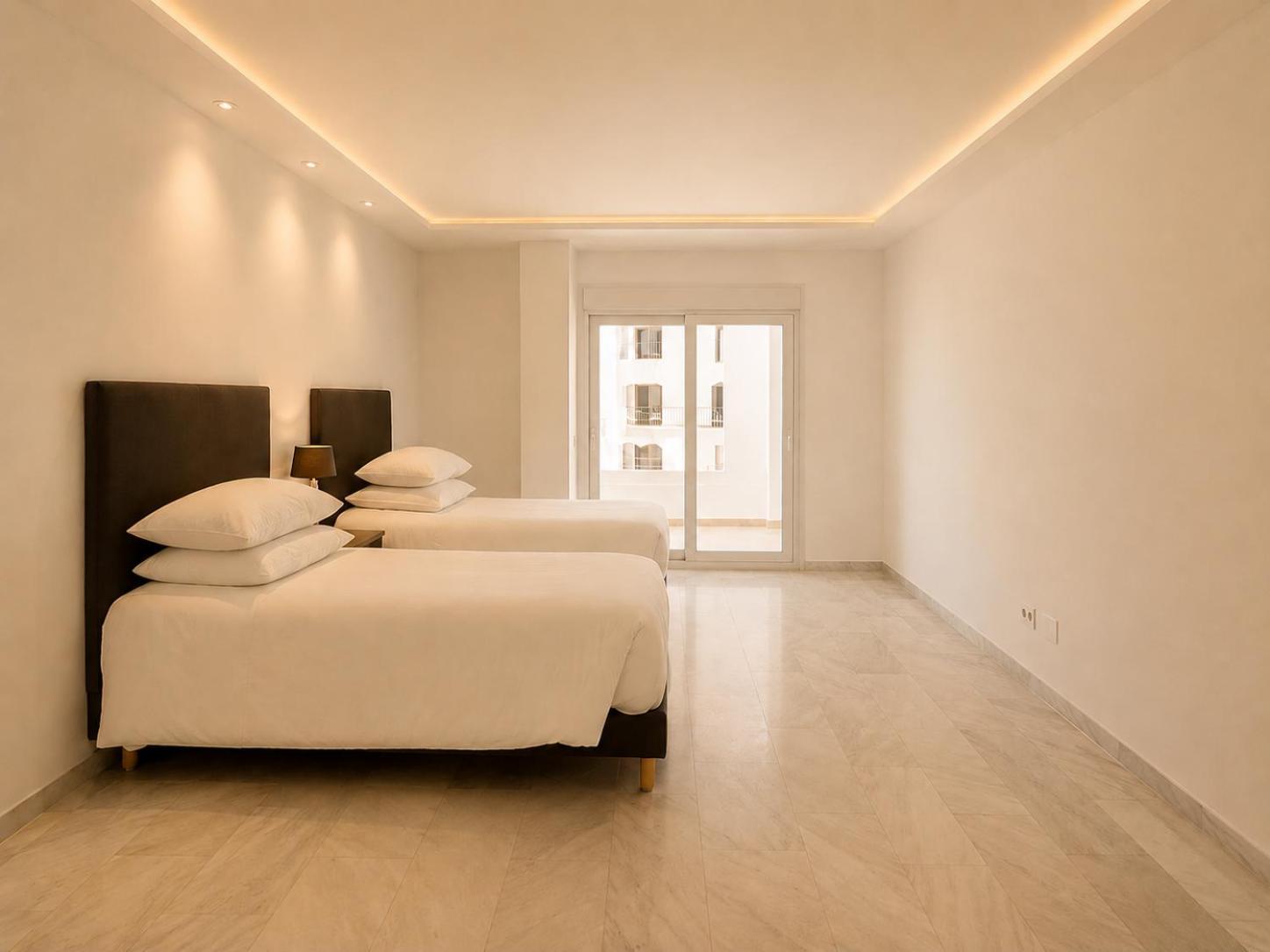 Deluxe Three-Bedroom Apartment City View