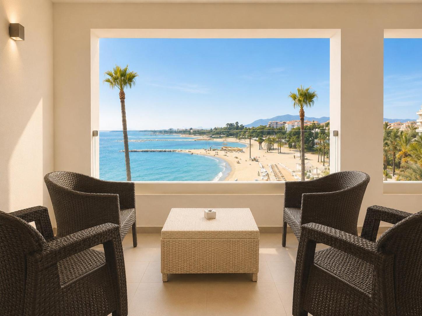 Deluxe Three-Bedroom Apartment Sea View