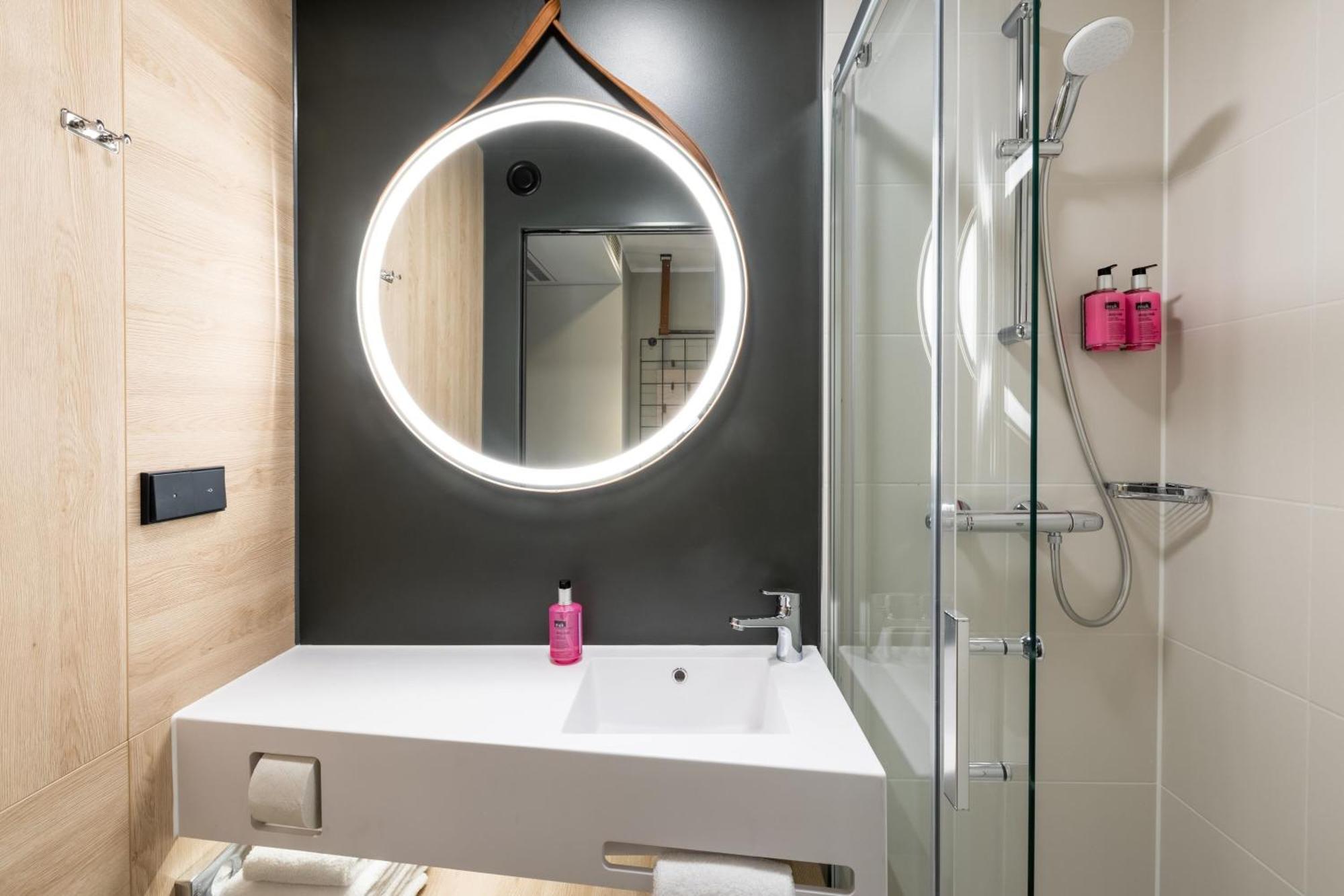 Moxy Queen Room