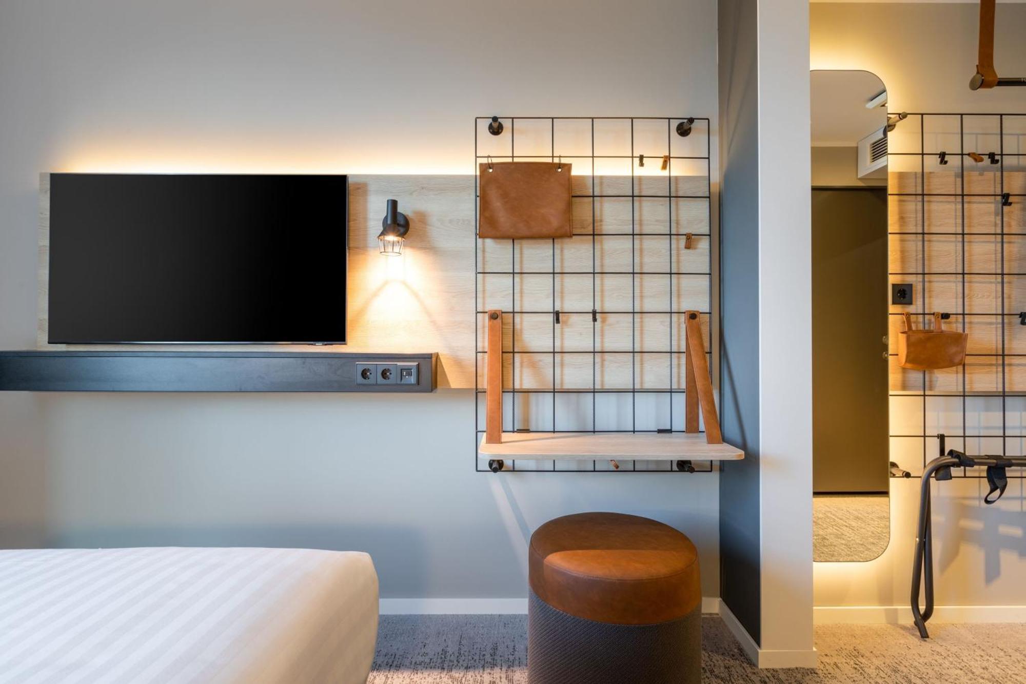 Moxy Queen Room
