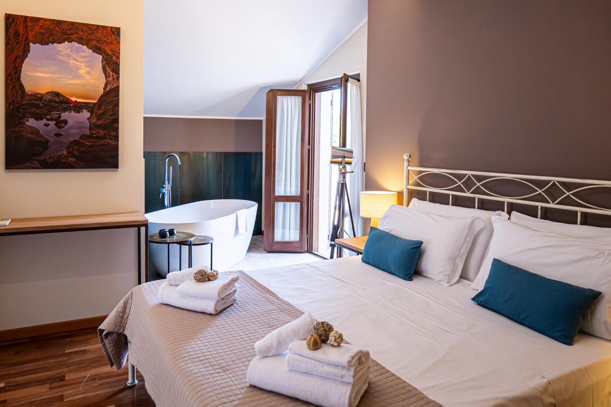 Deluxe Double Room Bath