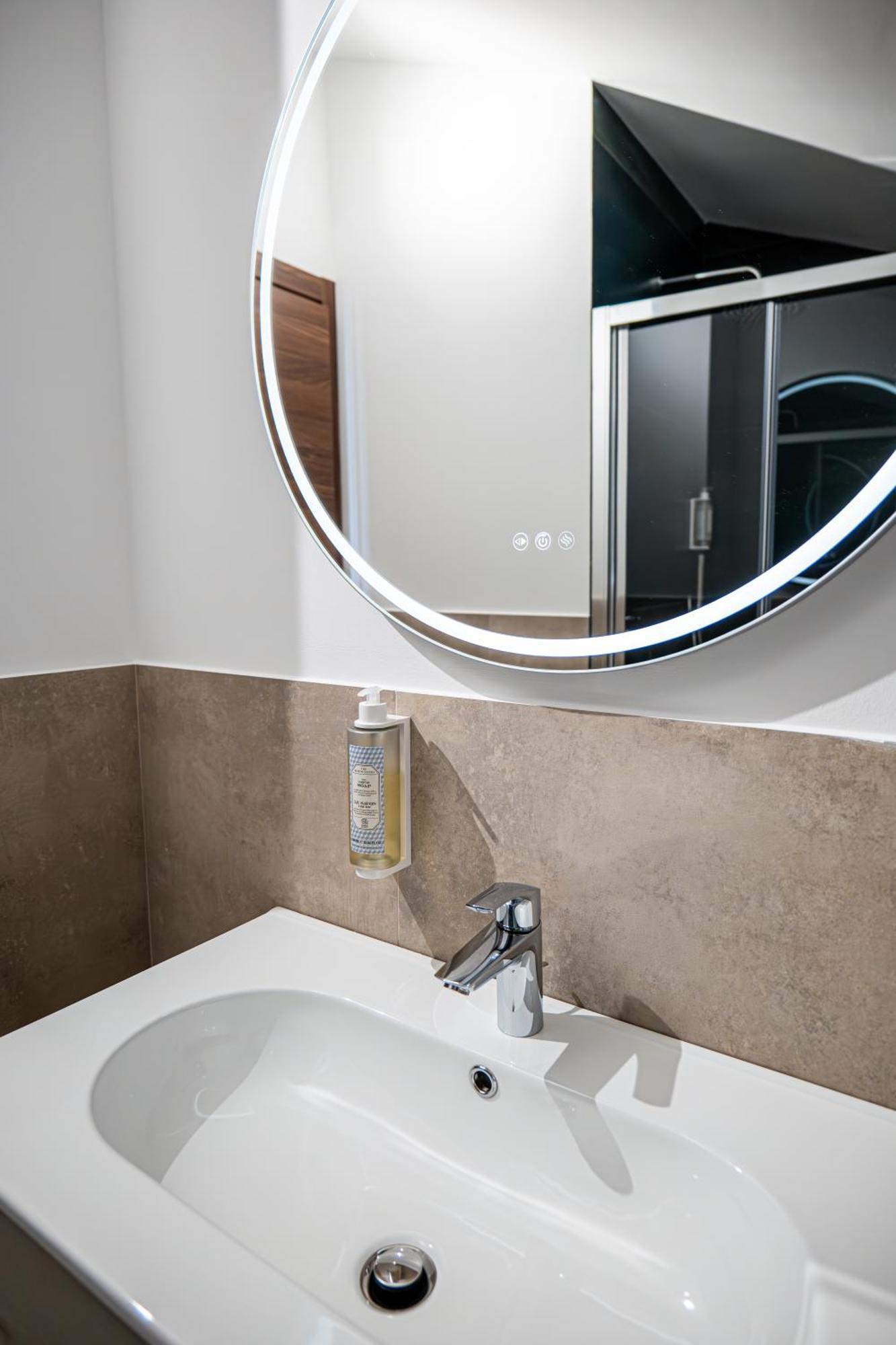 Deluxe Double Room Bath