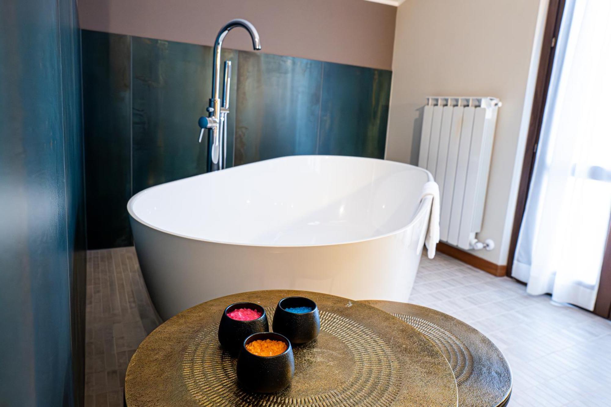 Deluxe Double Room Bath