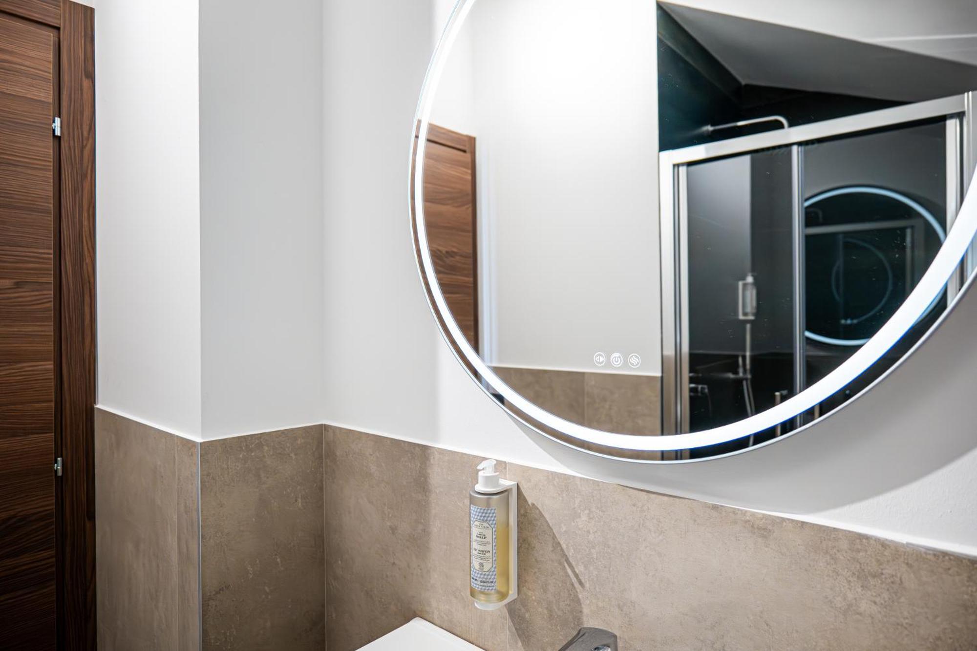 Deluxe Double Room Bath
