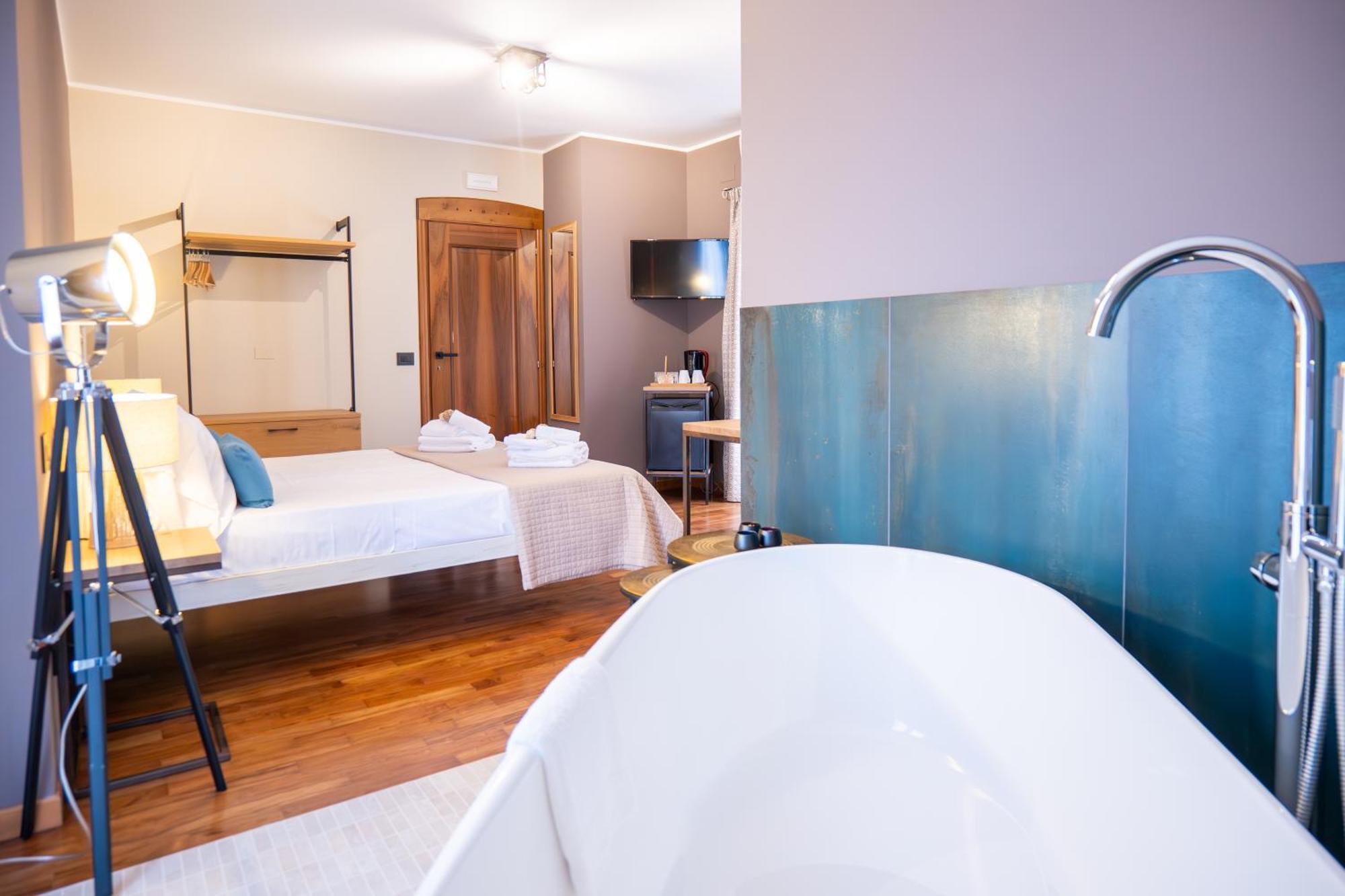 Deluxe Double Room Bath