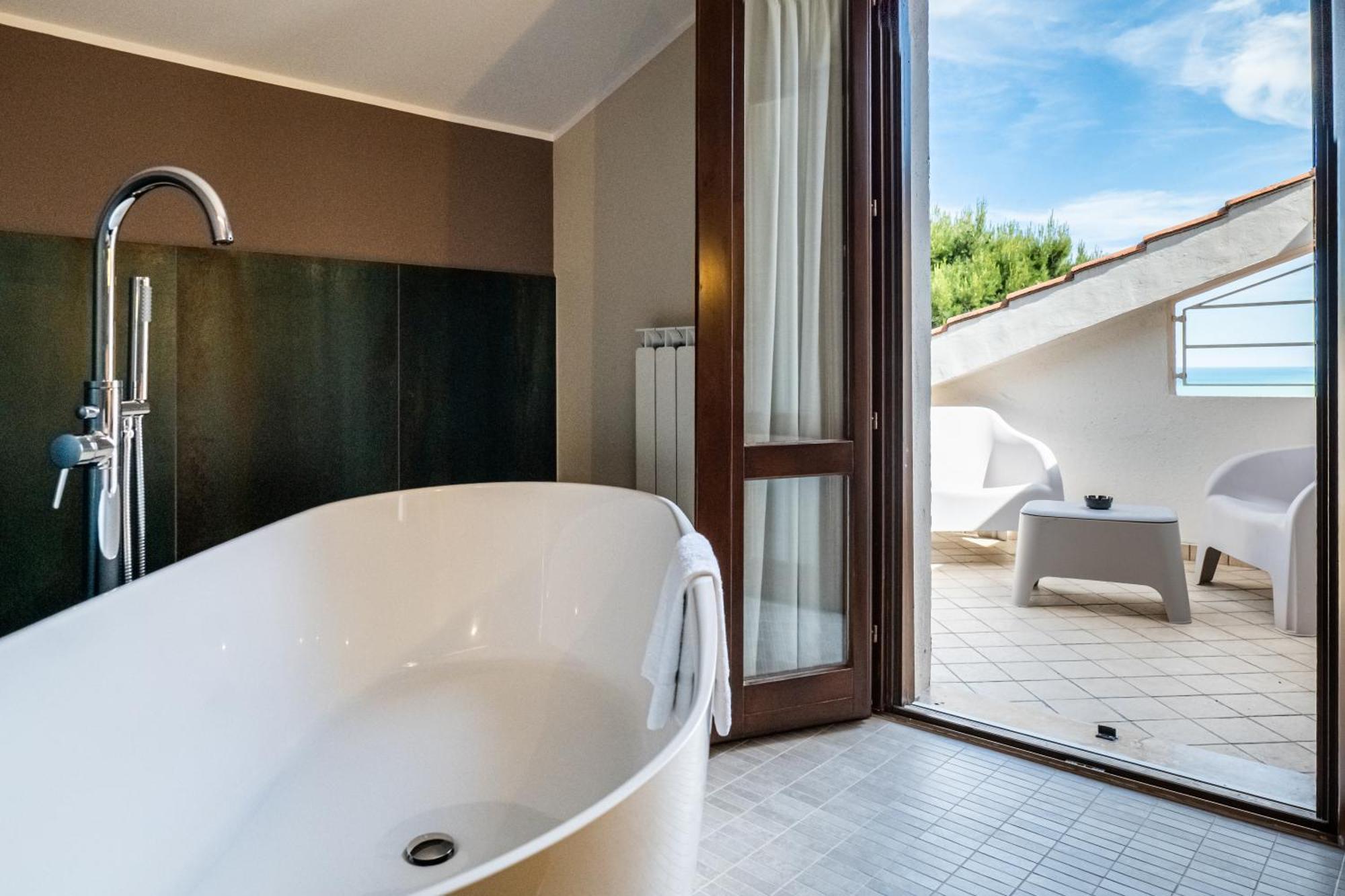 Deluxe Double Room Bath