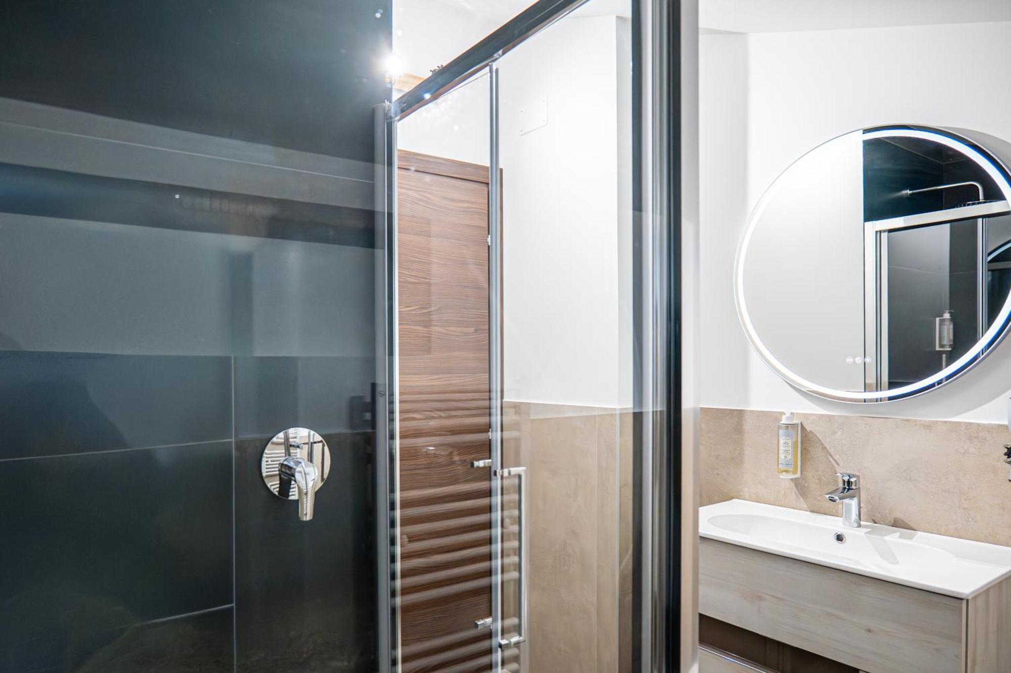 Deluxe Double Room Bath
