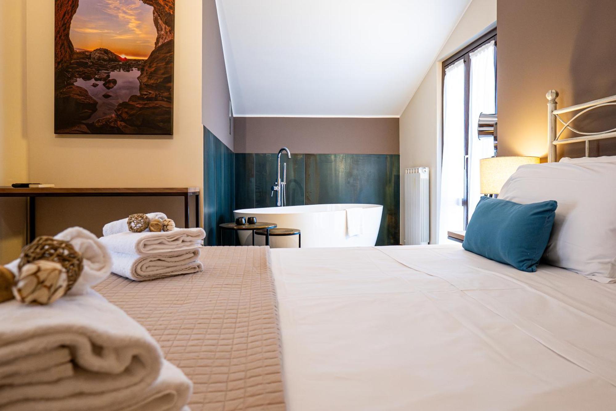 Deluxe Double Room Bath