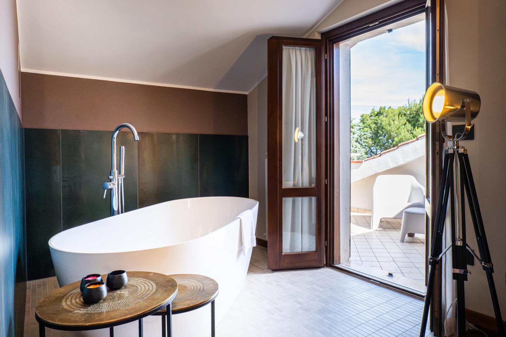 Deluxe Double Room Bath