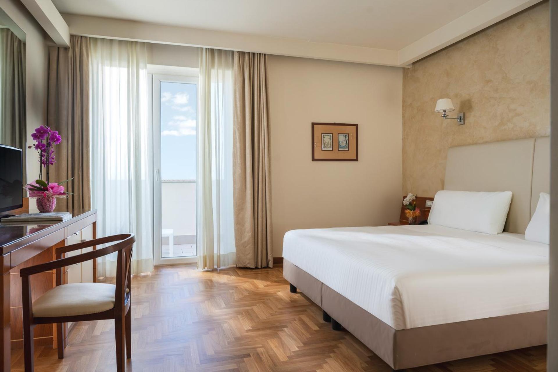 Deluxe Double Room Balcony Partial Sea View