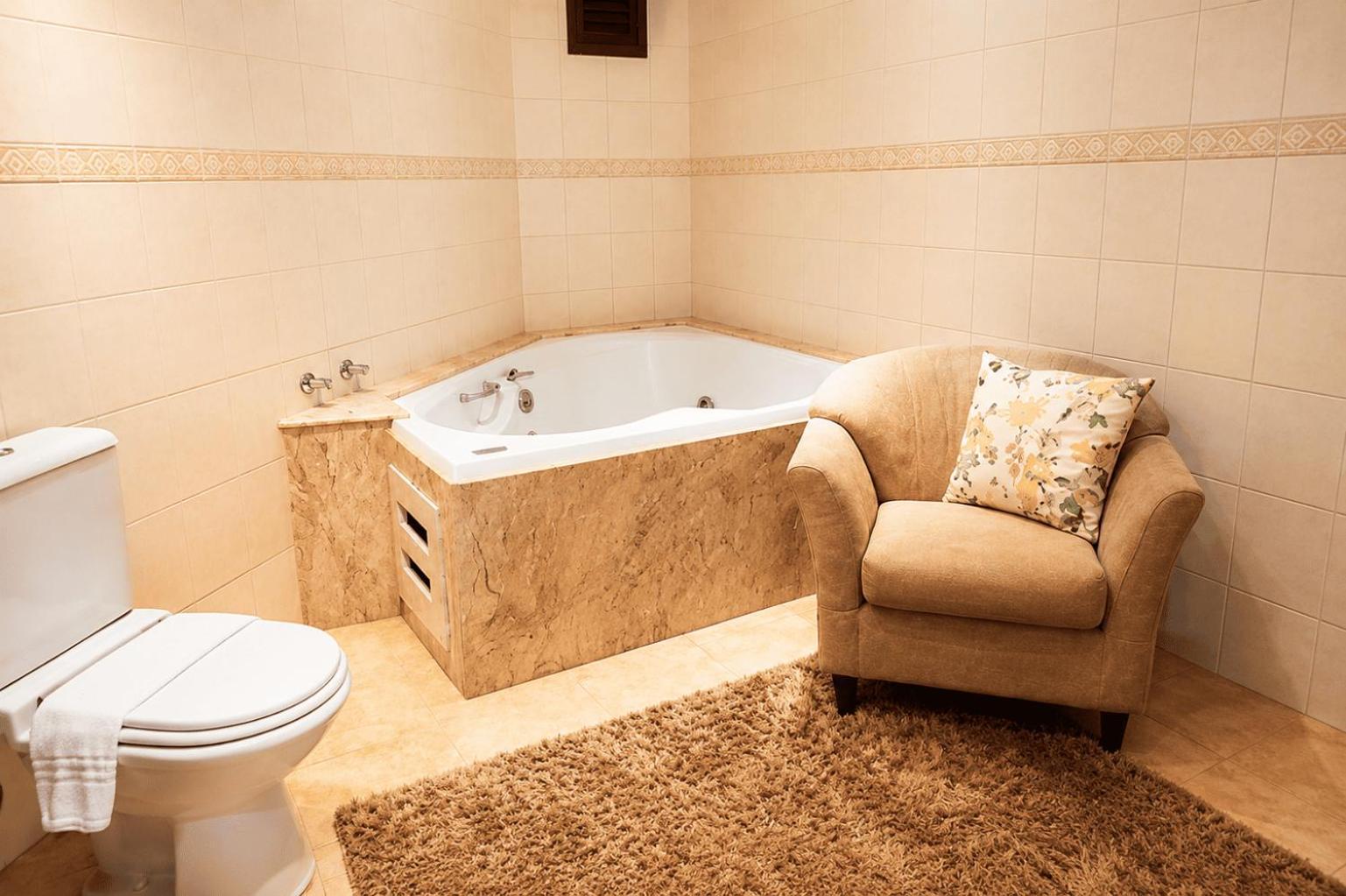 Deluxe Suite Spa Bath