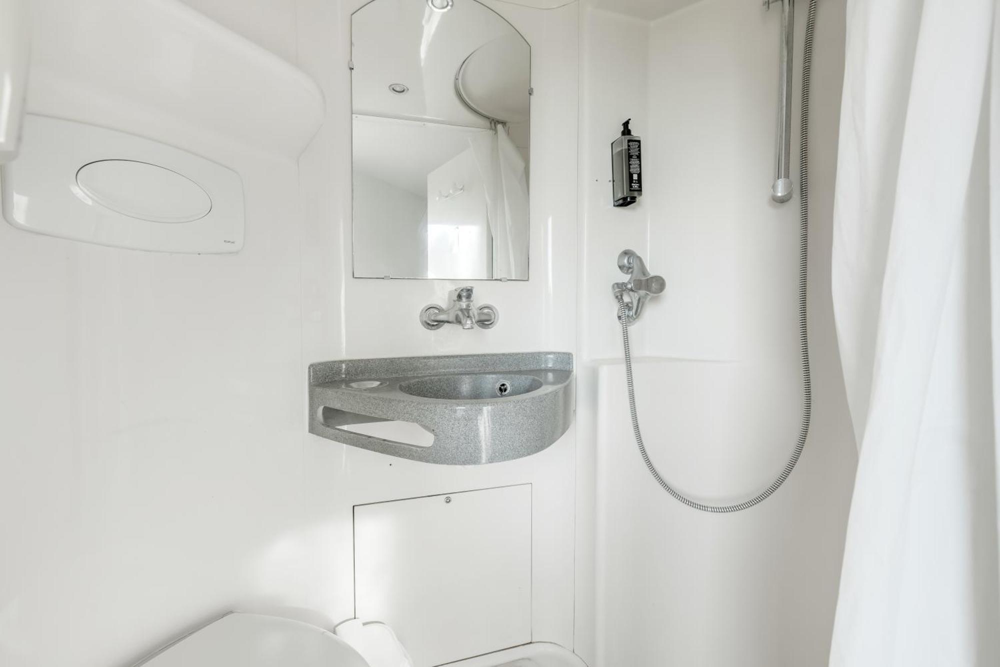 Cabrio Triple Room Bathroom