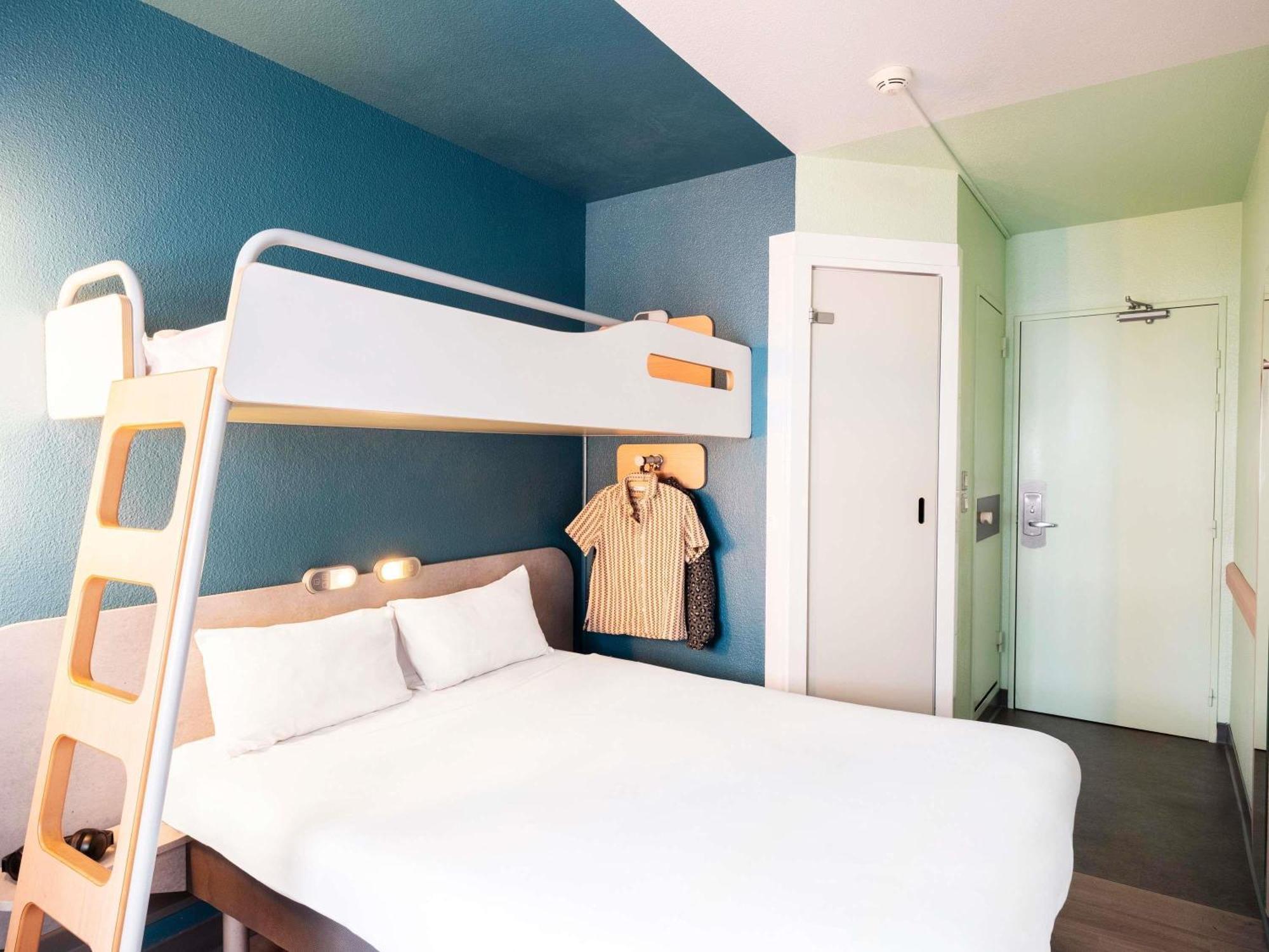 Chambre Triple avec 1 Lit Double et 1 Lit Superposé