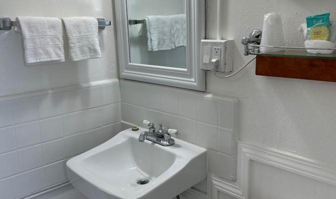 Queen Room w or Kitchen Mountain View