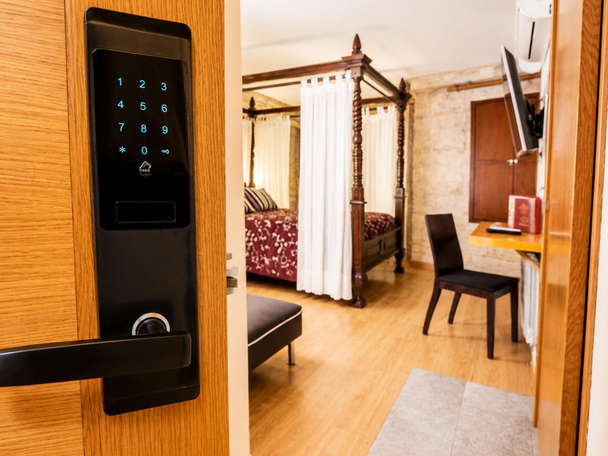 Deluxe Room,1772952729:JPEG