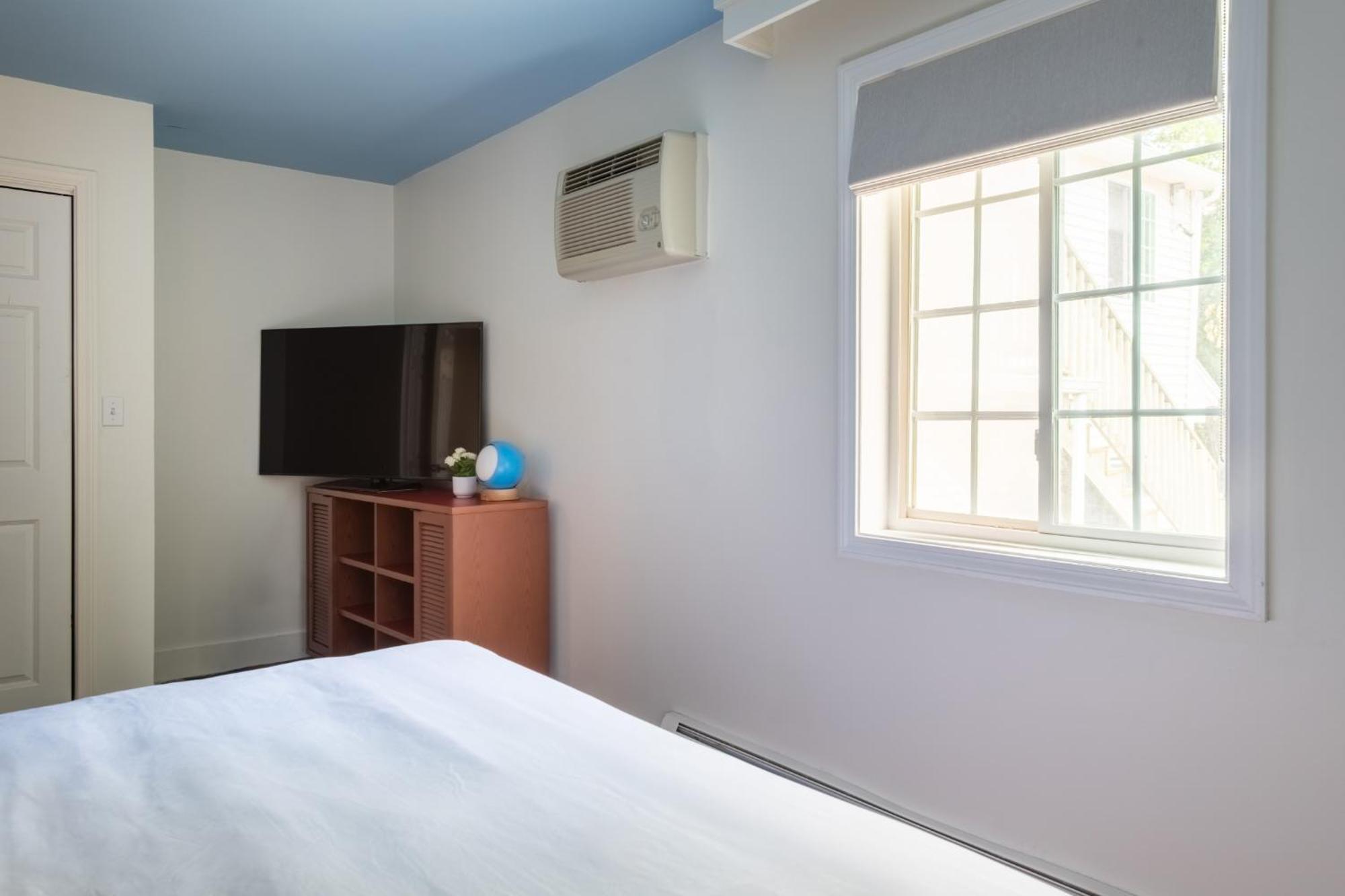 Executive Suite,1772955899:JPEG