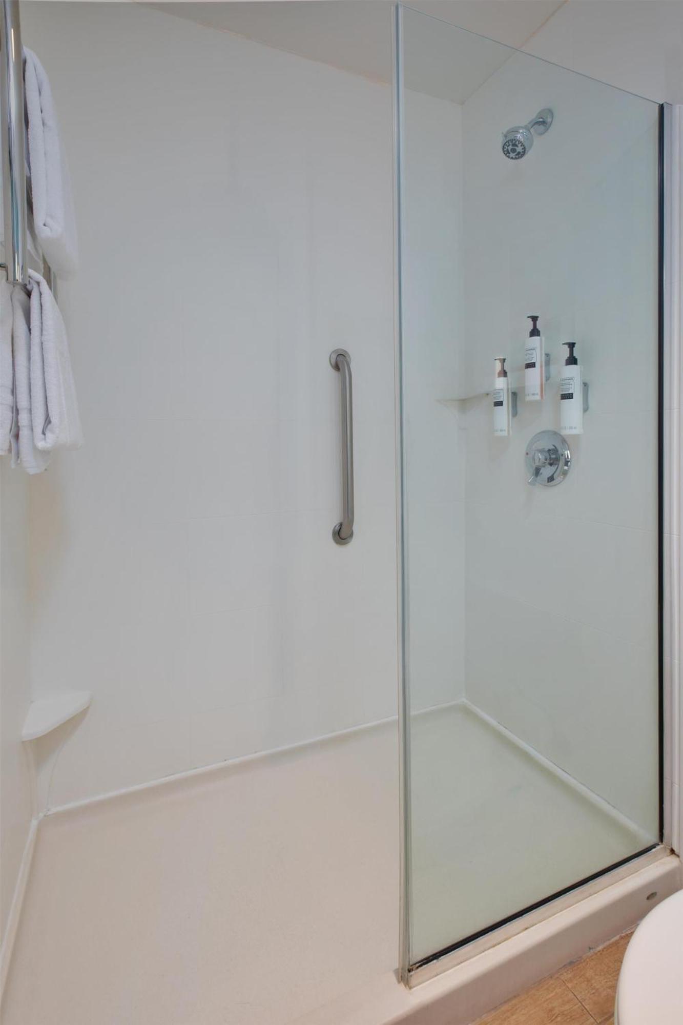 Queen Room Two Queen Beds Bathtub Hearing Accessible Microwave & Refrigerator,1772956878:JPEG